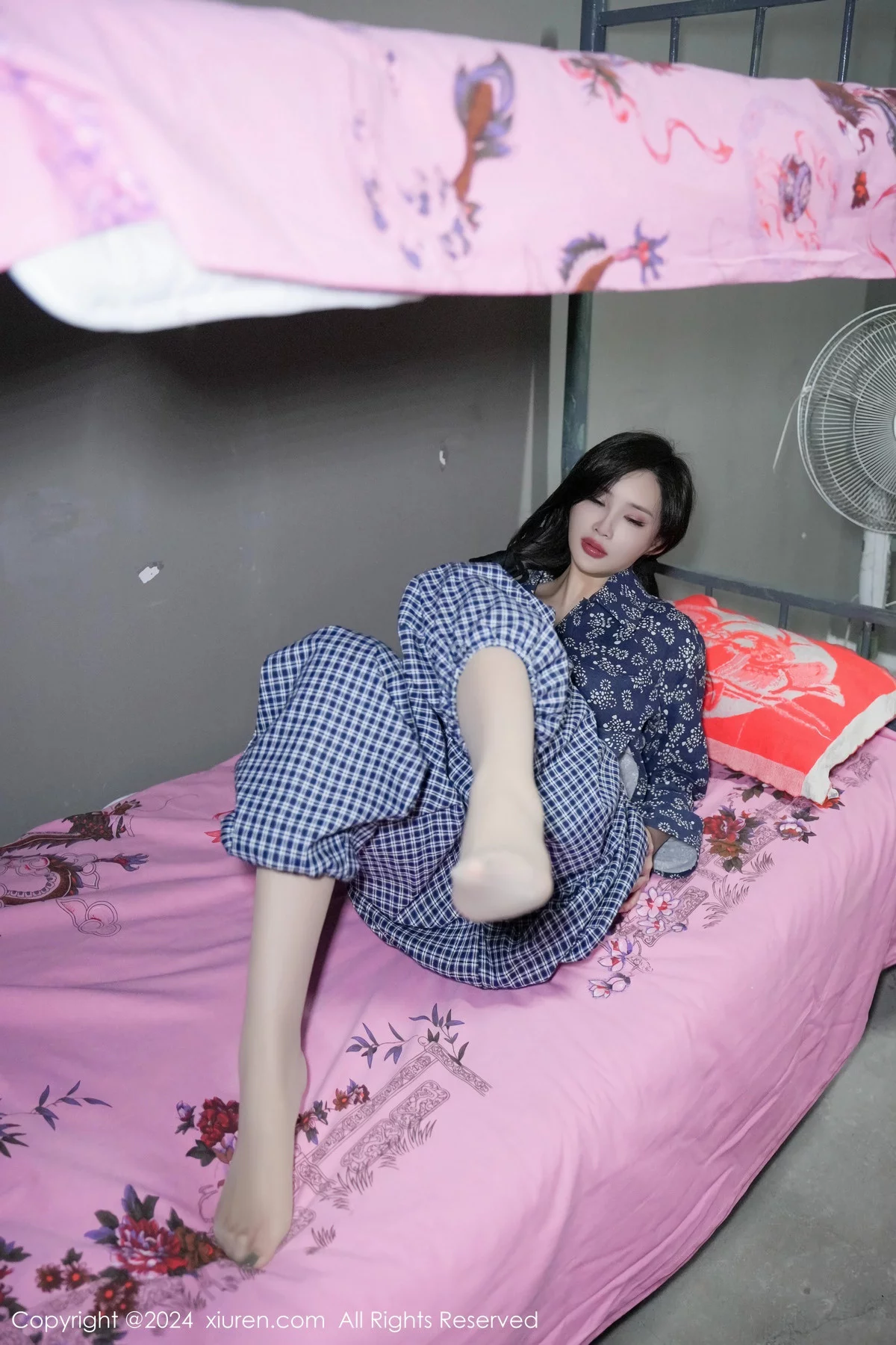 秀人集.com_[XiuRen秀人网]No.7915_女神Carol周妍希宿舍拍摄私房床上超薄肉丝秀翘臀美腿诱惑写真86P