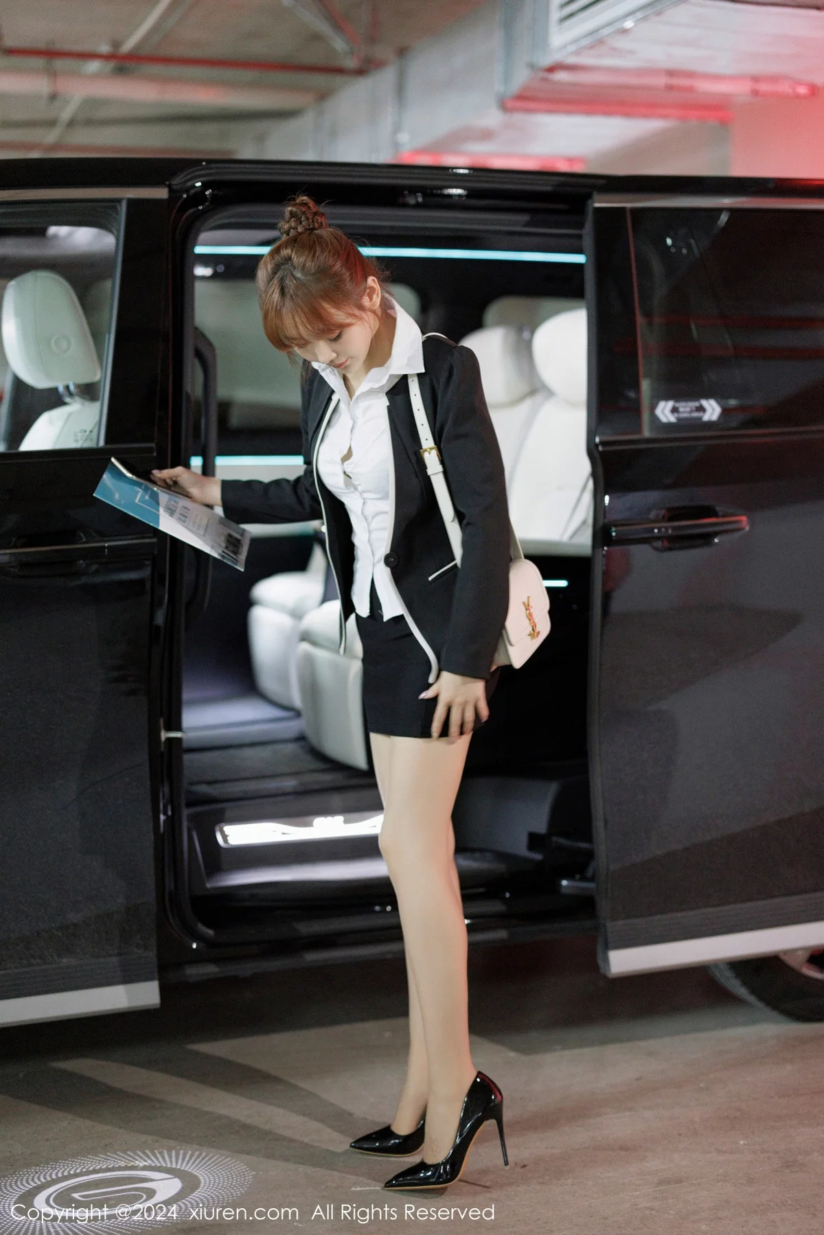 秀人集.com_[XiuRen秀人网]No.7925_模特圆儿性感职业装露白色内衣配原色丝袜秀柔美身段迷人写真39P