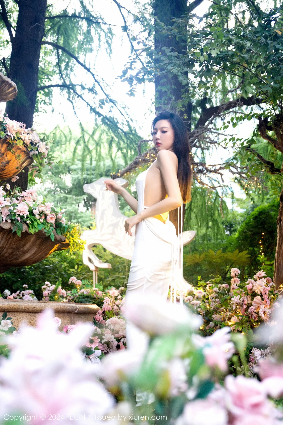 秀人集.com_[FeiLin嗲囡囡]VOL.472_女神冯木木LRIS白色连衣长裙+性感灰色内衣秀曼妙身姿迷人写真70P