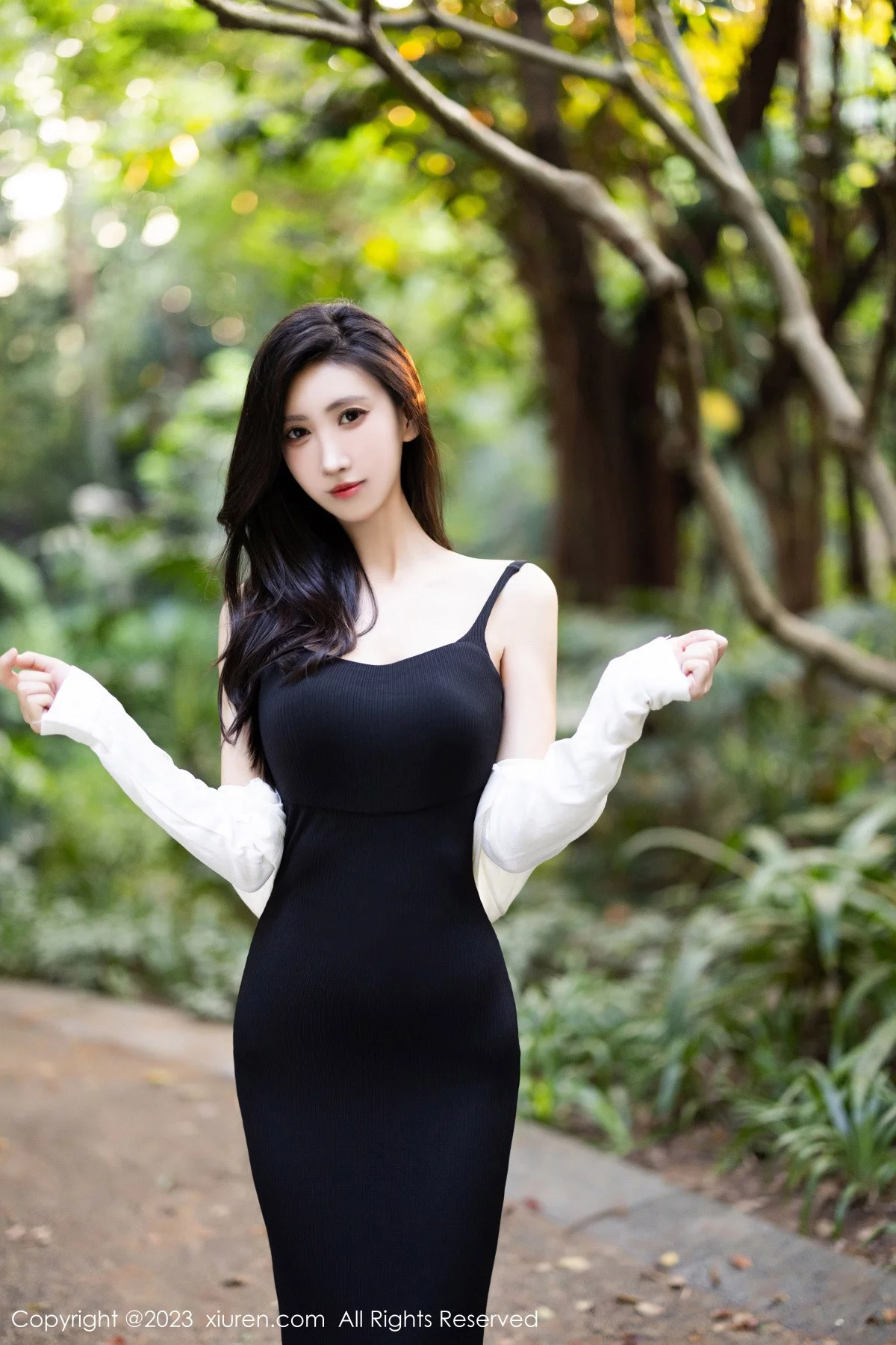 秀人集.com_[XiuRen秀人网]No.7830_模特章芃芃户外场景性感黑色吊带长裙配魅惑黑丝秀美腿诱惑写真80P