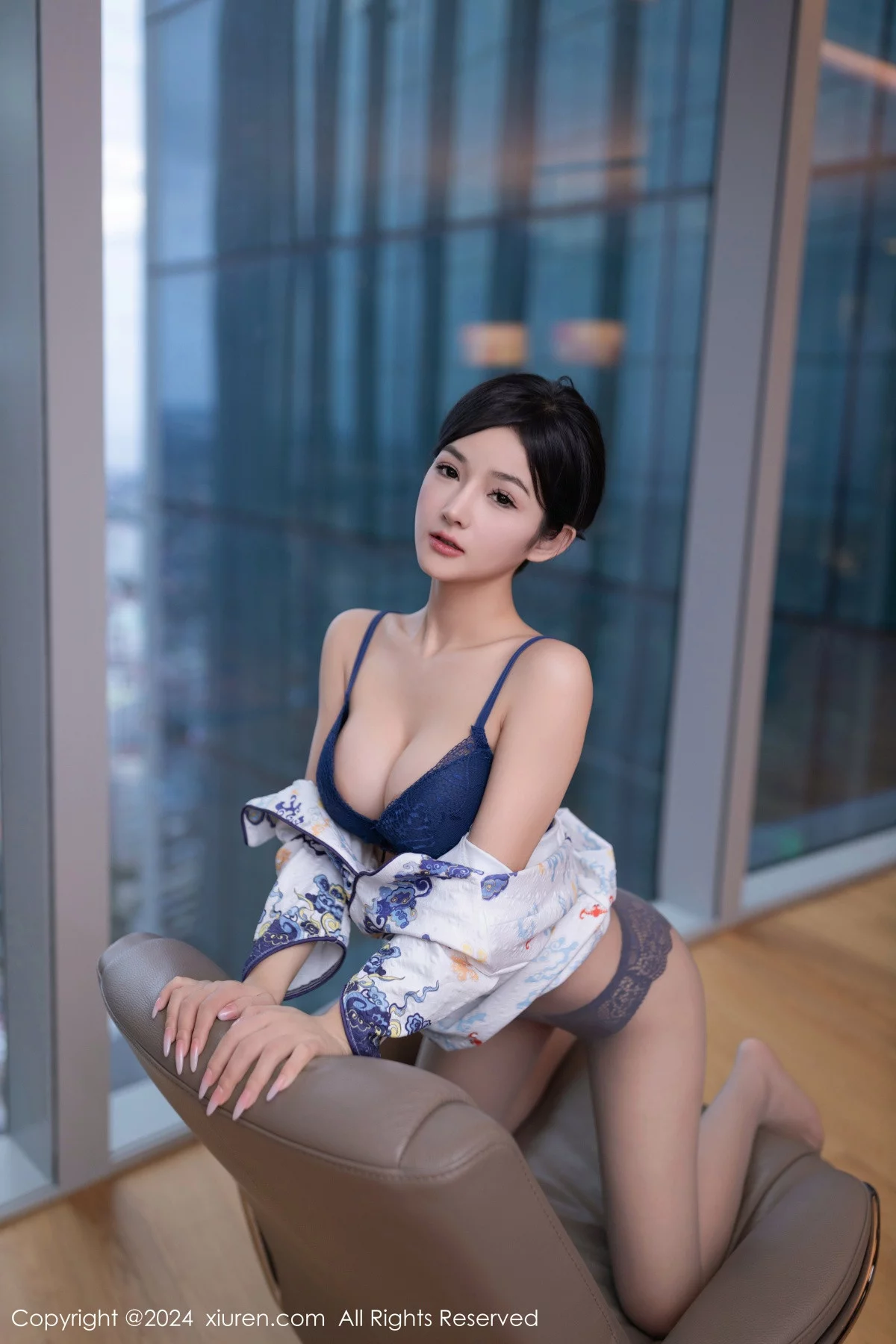 秀人集.com_[XiuRen秀人网]No.7933_模特谭小灵性感白色空姐制服露蓝色内衣秀丰腴有致身段诱惑写真83P