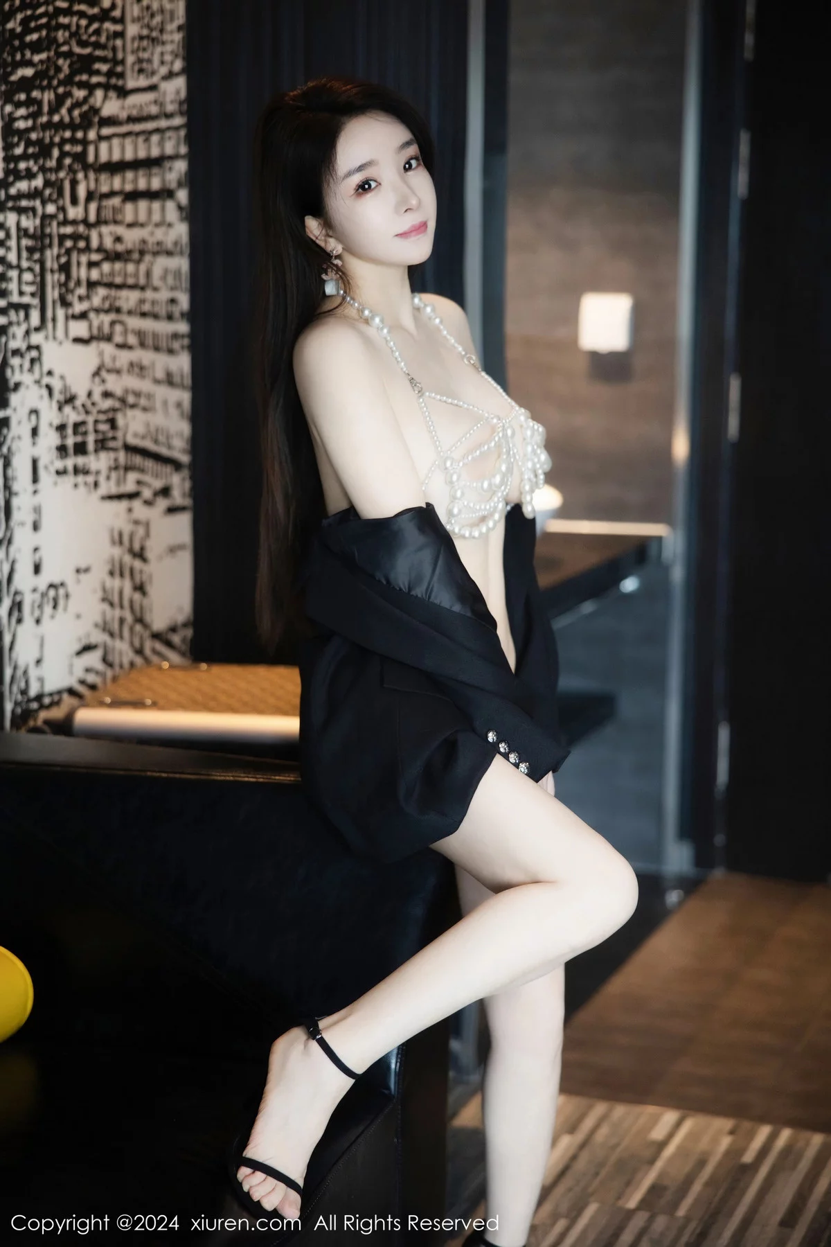 秀人集.com_[XiuRen秀人网]No.7939_模特雨儿baby深色外衣露性感链式情趣内衣秀丰腴身材诱惑写真66P