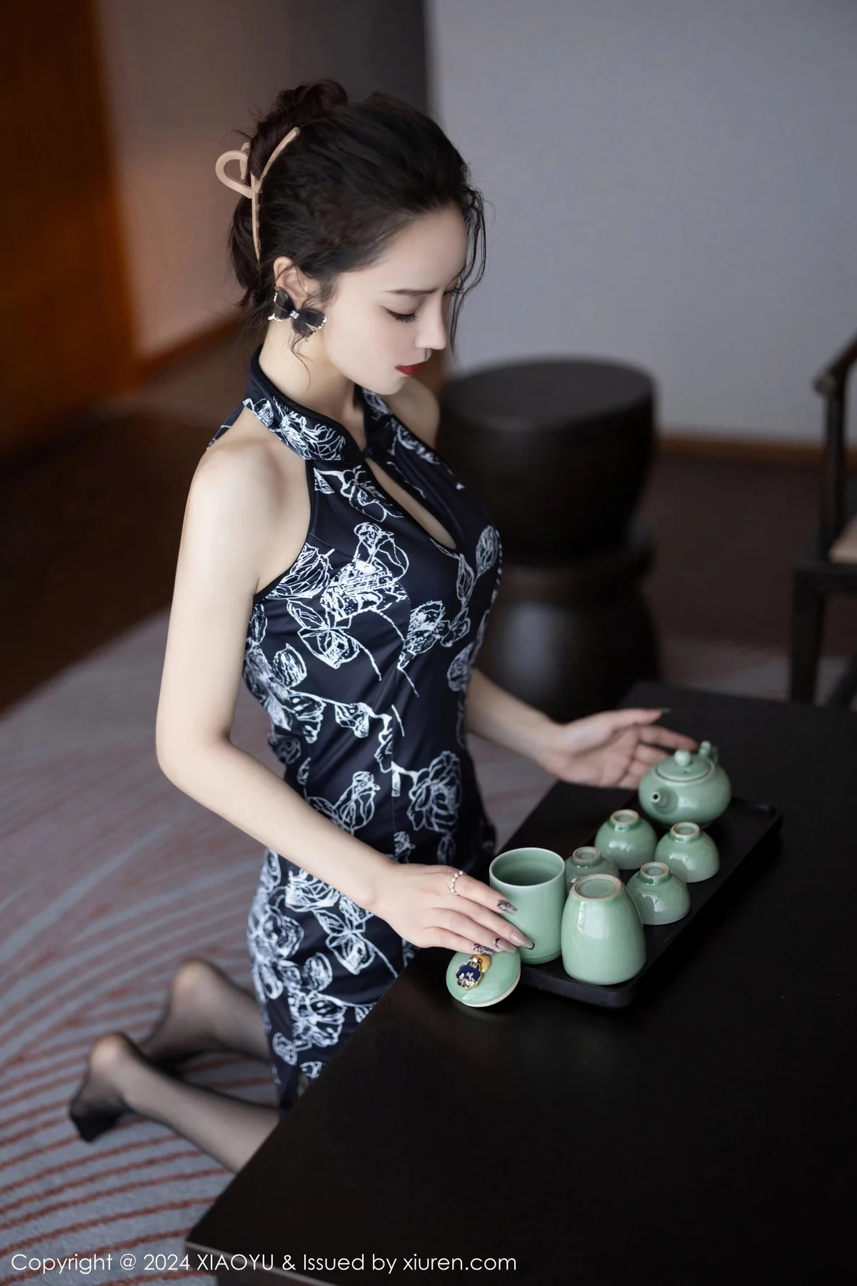 秀人集.com_[XiaoYu画语界]Vol.1182_模特苏曼兮性感深蓝色旗袍露黑色情趣内衣秀丰腴美臀诱惑写真83P