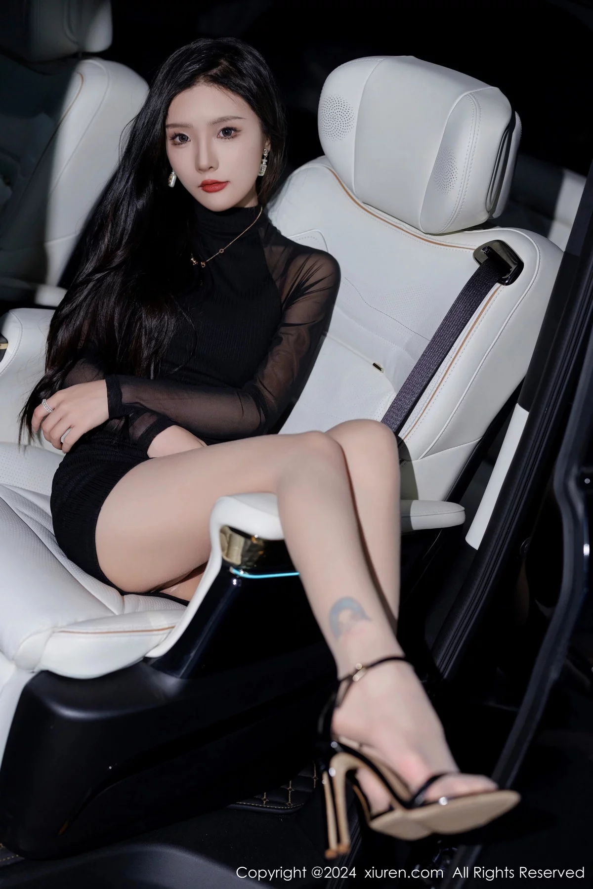 秀人集.com_[XiuRen秀人网]No.7942_模特七七kiko性感黑色连衣短裙露暖色内衣配原色丝袜迷人写真50P