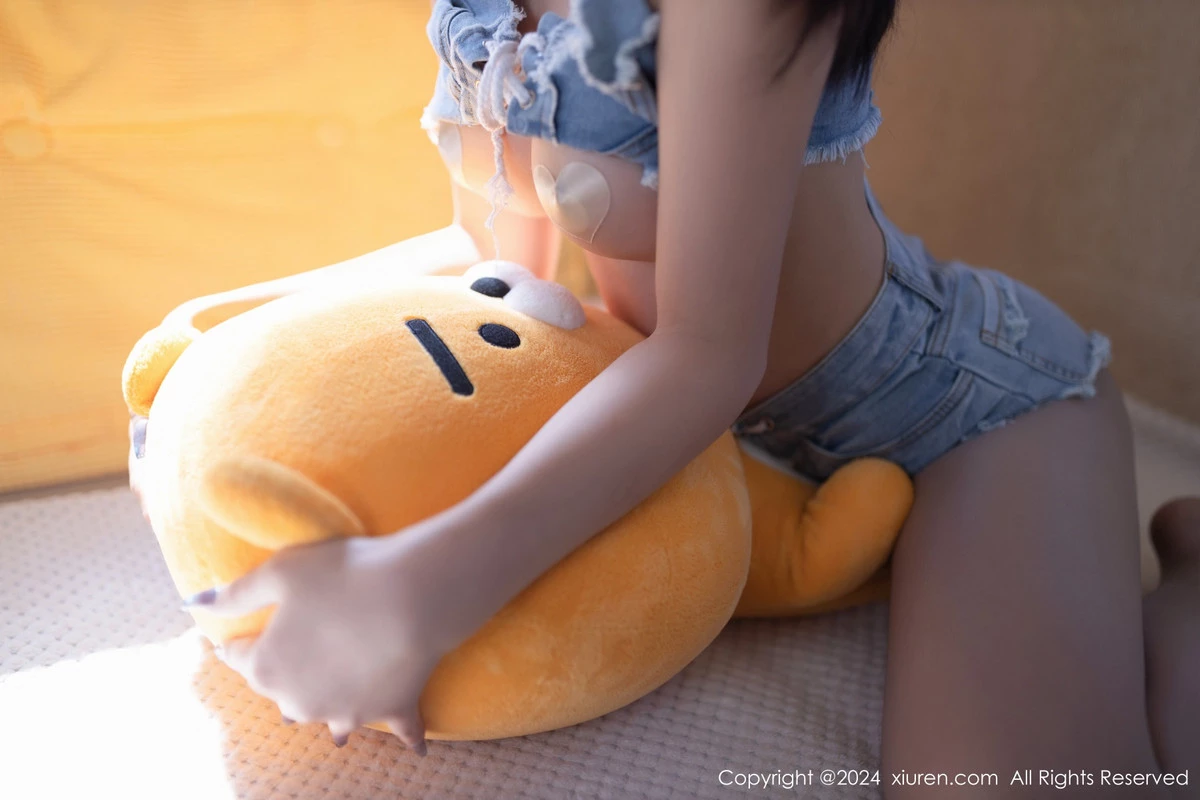 秀人集.com_[XiuRen秀人网]No.7973_模特熊小诺性感牛仔布短款套装配超薄灰丝秀曼妙身姿诱惑写真80P