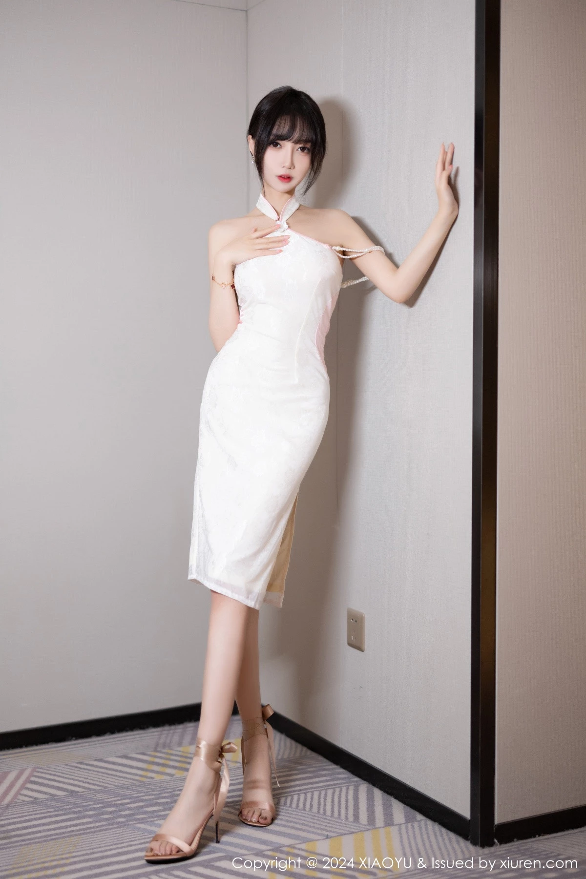 秀人集.com_[XiaoYu画语界]Vol.1186_模特玥儿玥er性感白色情趣旗袍配原色丝袜秀曼妙身姿诱惑写真83P