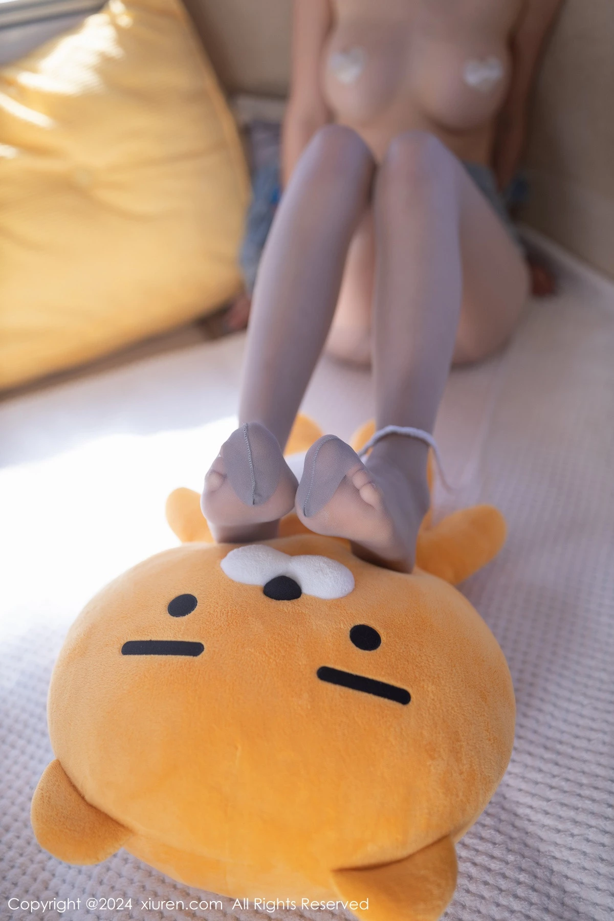 秀人集.com_[XiuRen秀人网]No.7973_模特熊小诺性感牛仔布短款套装配超薄灰丝秀曼妙身姿诱惑写真80P