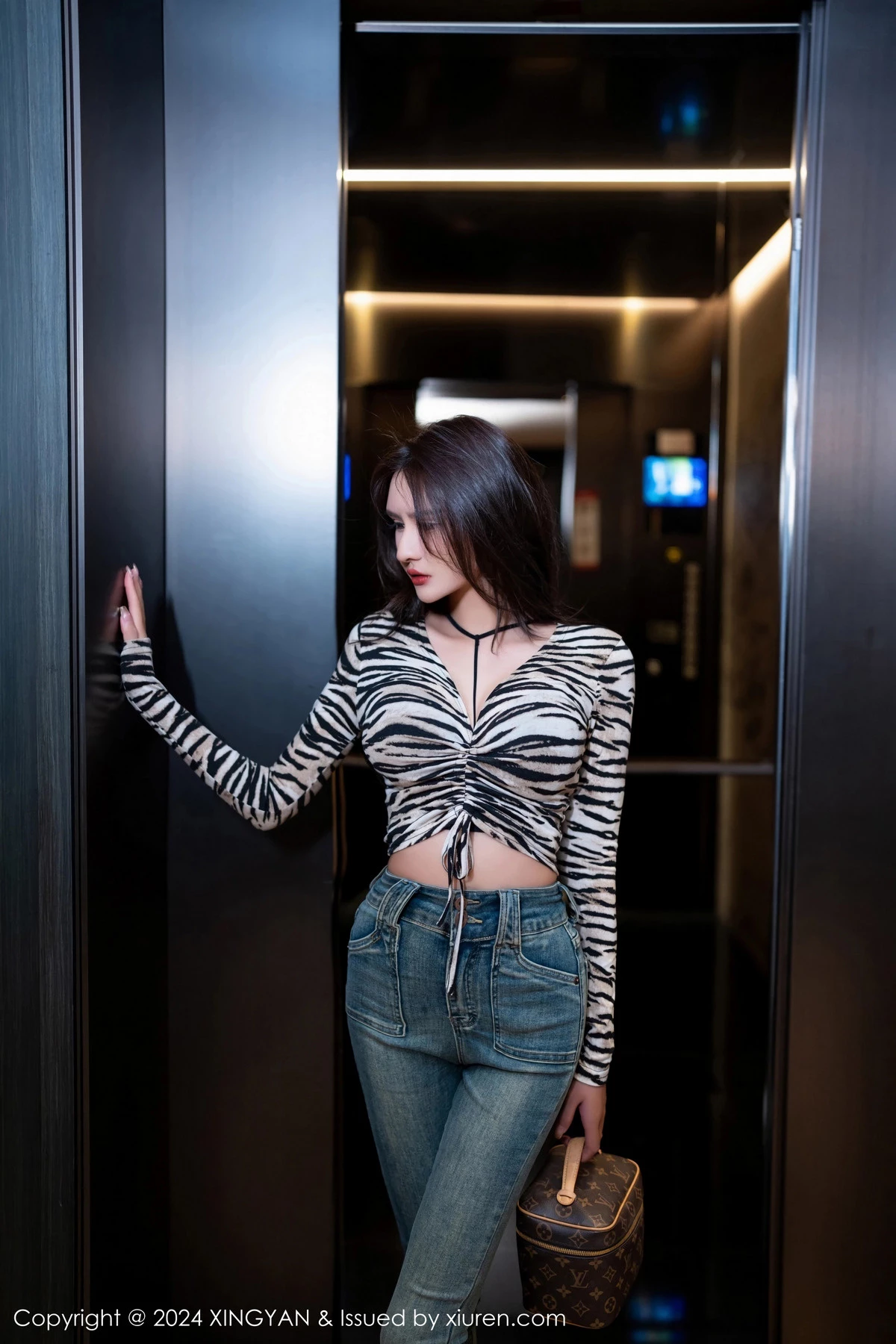 秀人集.com_[XINGYAN星颜社]VOL.224_女神Emily尹菲黑色上衣配牛仔裤露超薄灰丝秀翘臀美腿诱惑写真82P