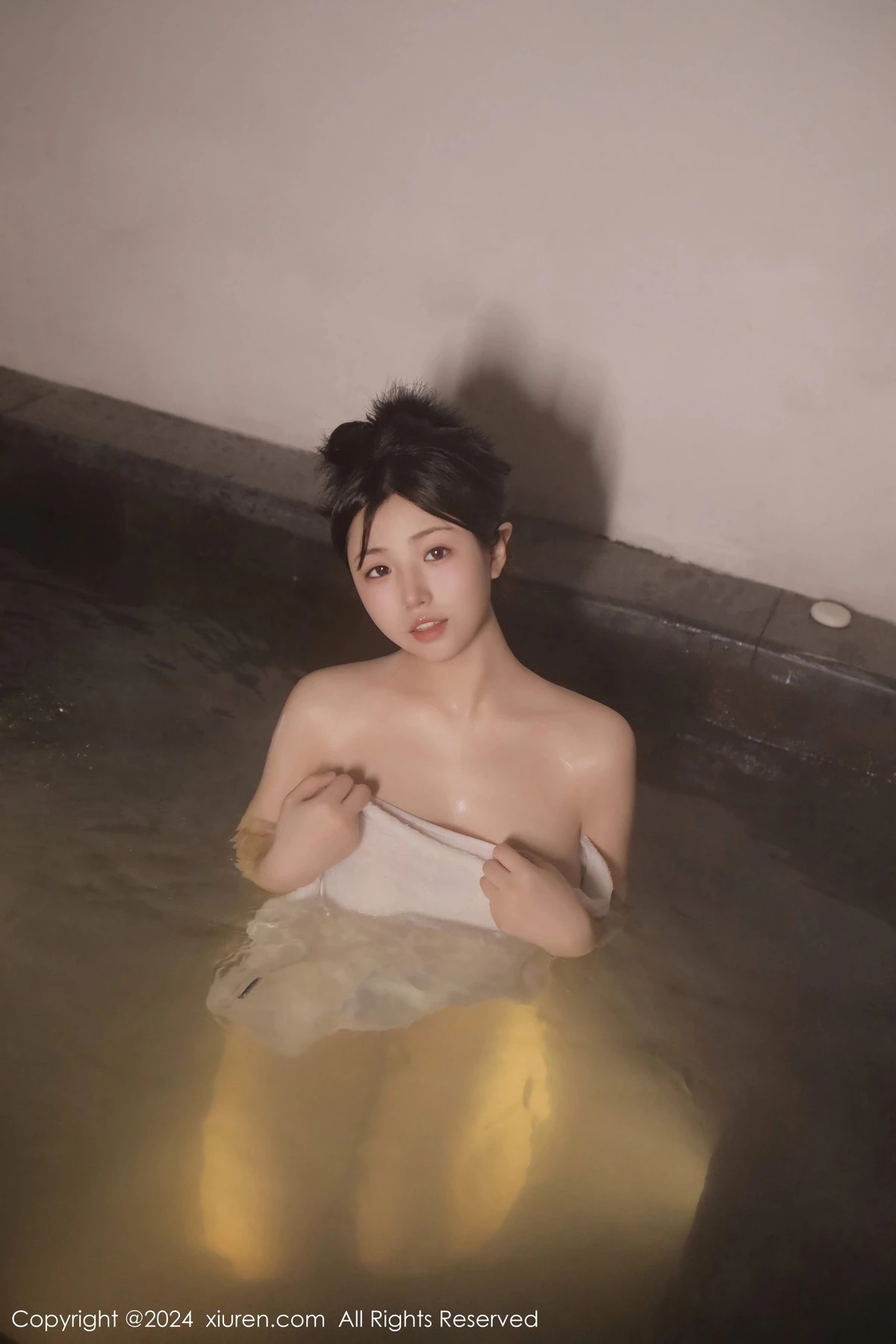 秀人集.com_[XiuRen秀人网]No.7977_新人模特陈小花温泉场景性感白色浴巾裹身秀惹火身材诱惑写真58P