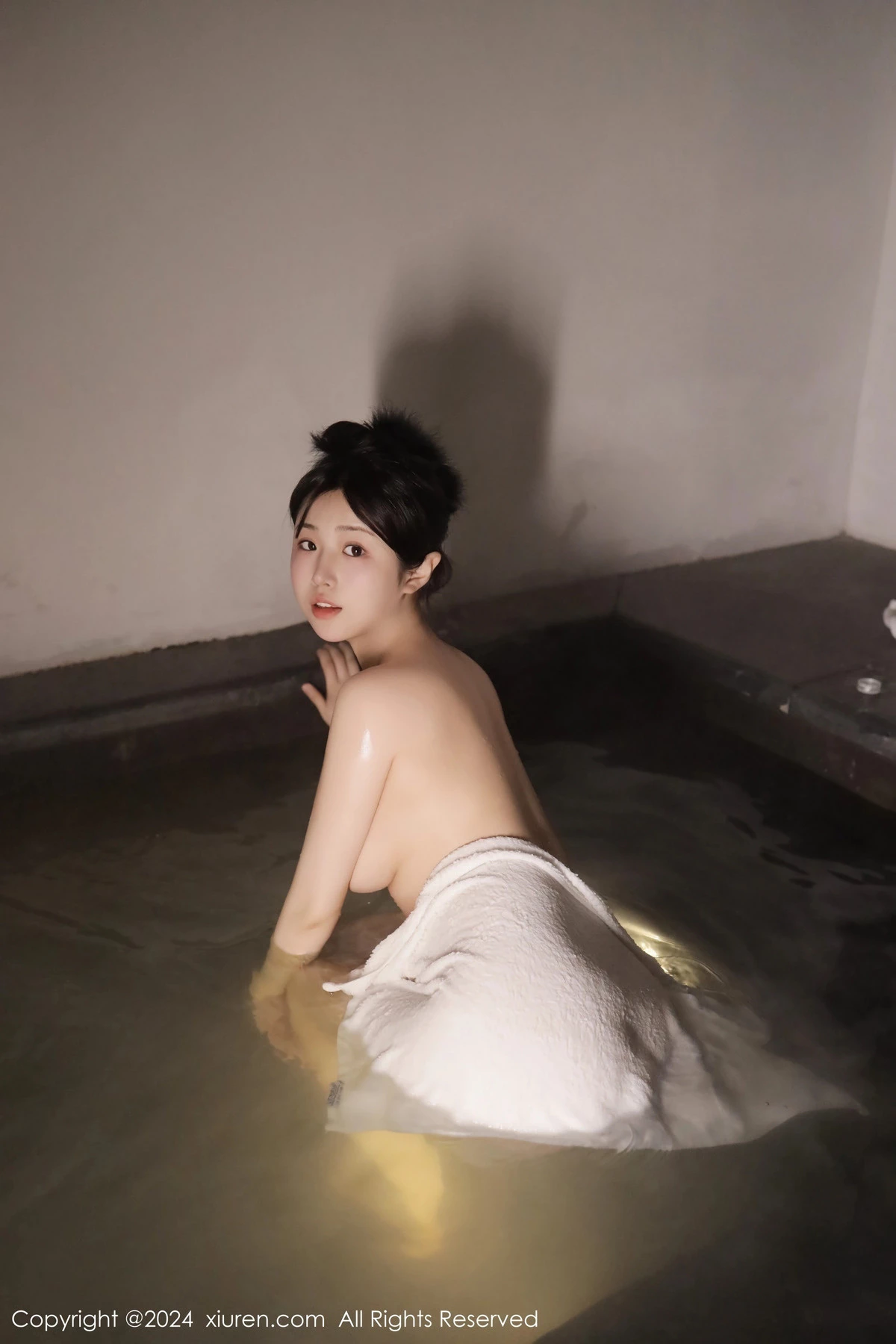 秀人集.com_[XiuRen秀人网]No.7977_新人模特陈小花温泉场景性感白色浴巾裹身秀惹火身材诱惑写真58P