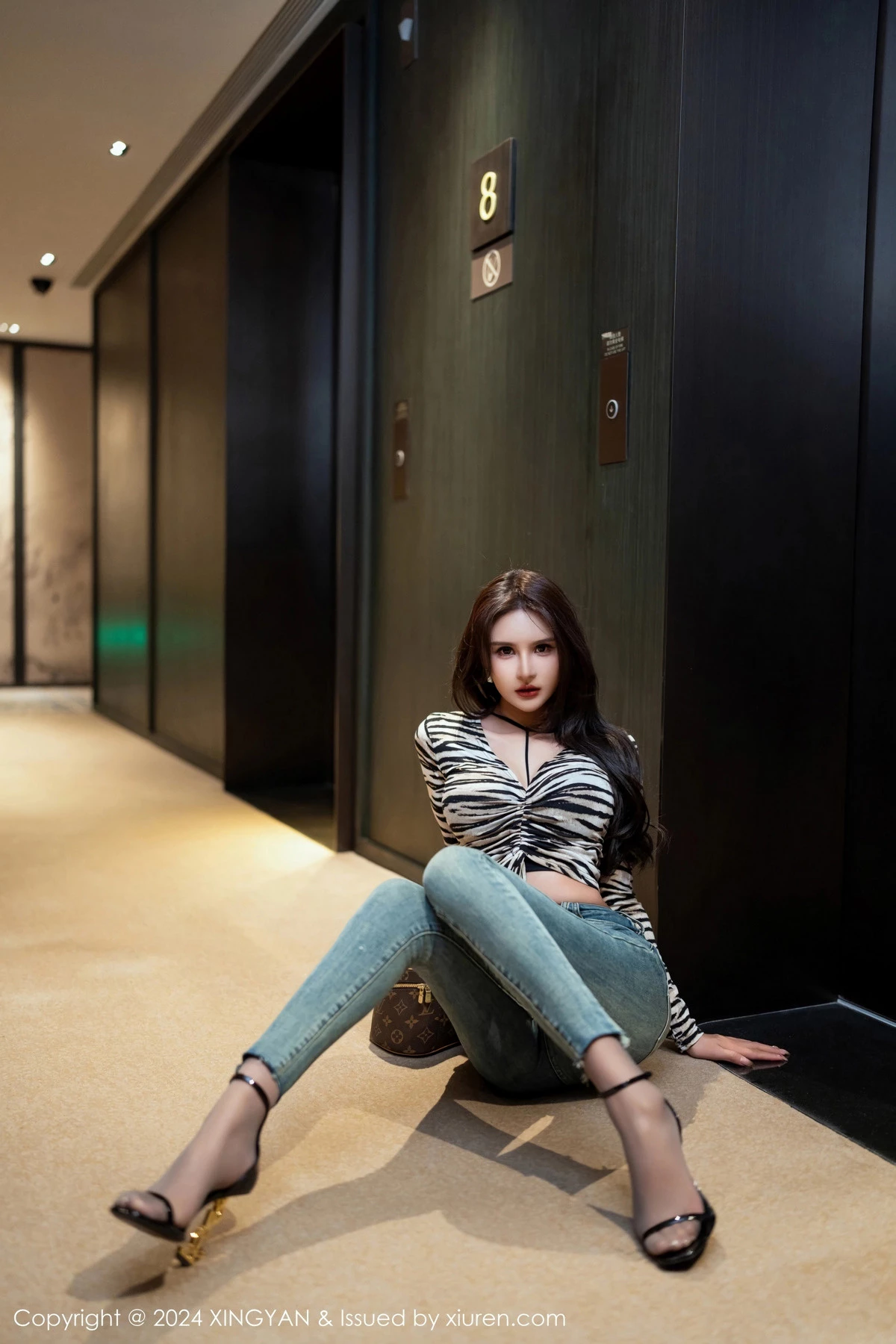秀人集.com_[XINGYAN星颜社]VOL.224_女神Emily尹菲黑色上衣配牛仔裤露超薄灰丝秀翘臀美腿诱惑写真82P