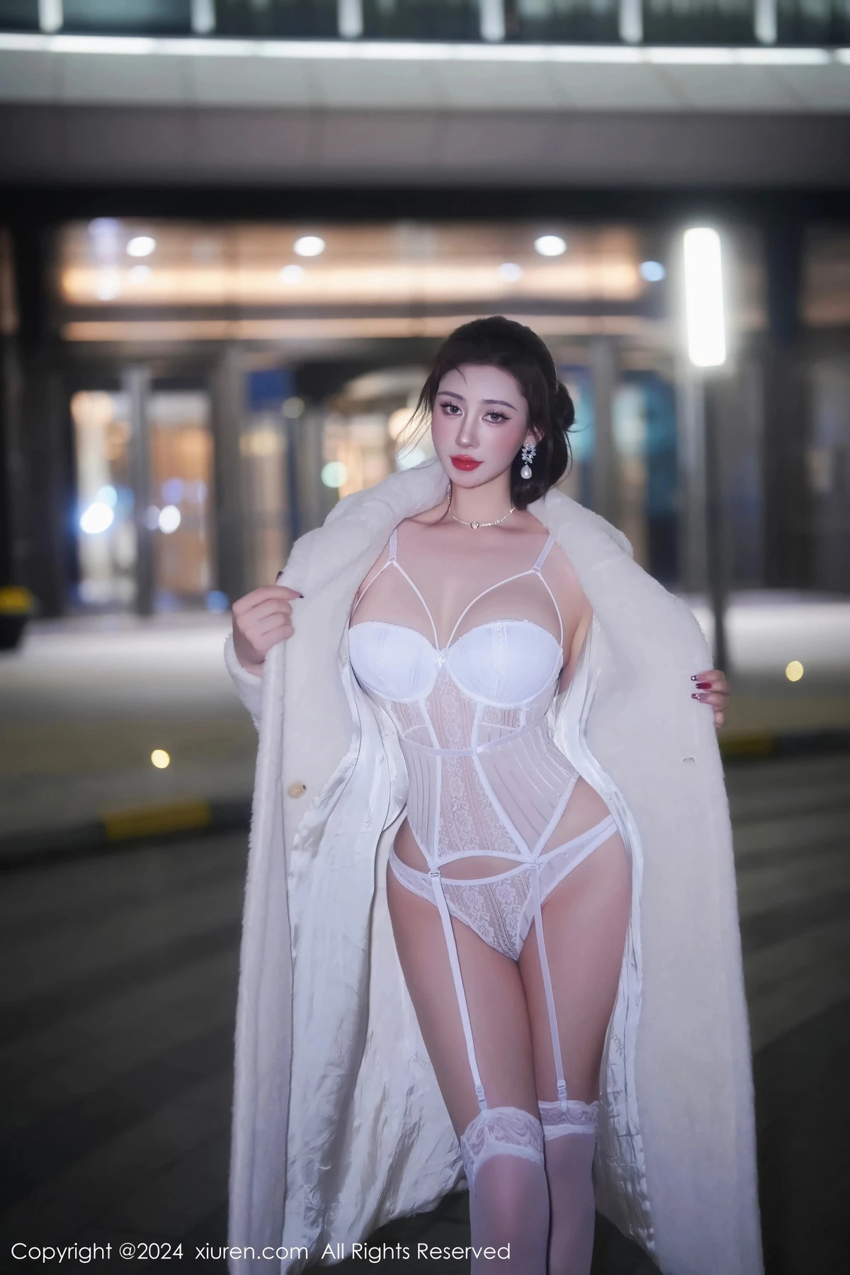 秀人集.com_[XiuRen秀人网]No.7978_新人模特蕾蕾醒了没性感白色蕾丝情趣服饰配白丝吊袜诱惑写真75P