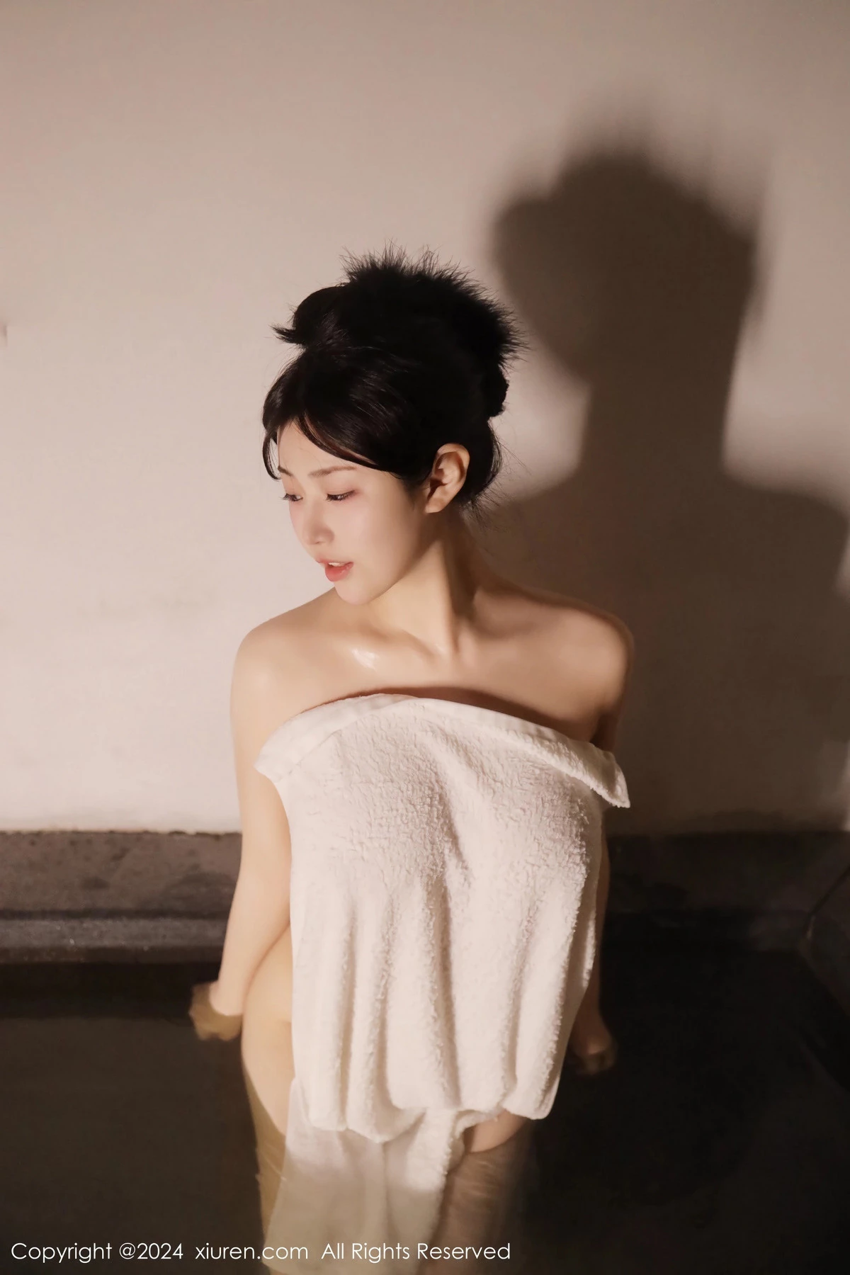 秀人集.com_[XiuRen秀人网]No.7977_新人模特陈小花温泉场景性感白色浴巾裹身秀惹火身材诱惑写真58P