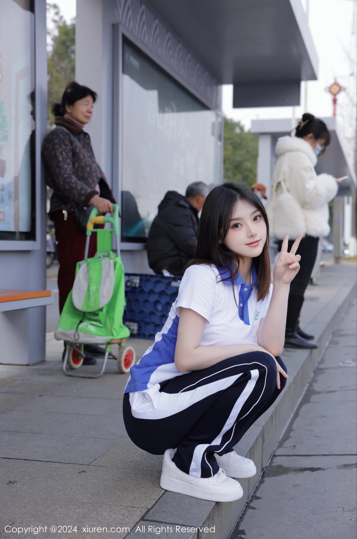 秀人集.com_[XiuRen秀人网]No.7994_模特豆瓣酱公交车场景学妹制服露开档黑丝秀丰腴身材诱惑写真84P