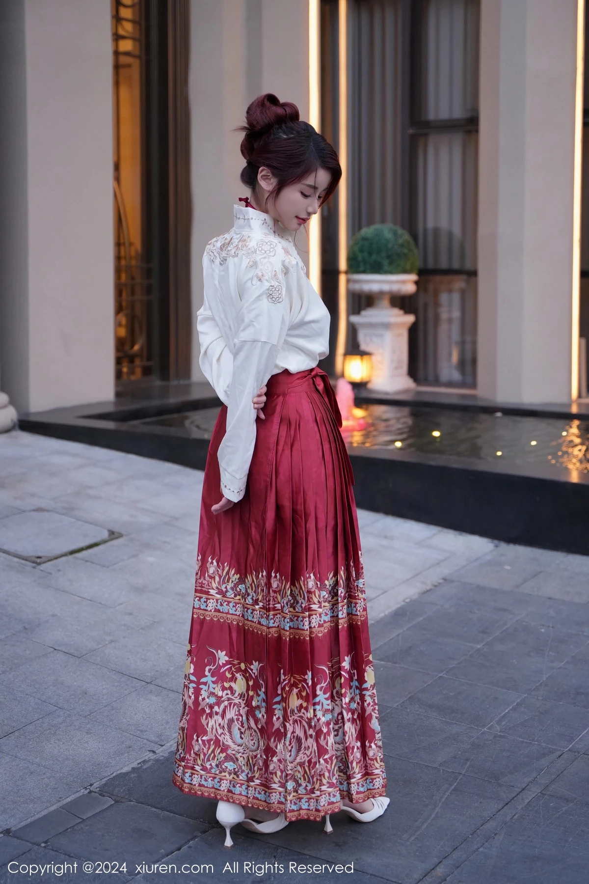 秀人集.com_[XiuRen秀人网]No.7985_模特美七Mia性感红色轻透古装服配黑丝吊袜秀惹火身材诱惑写真70P