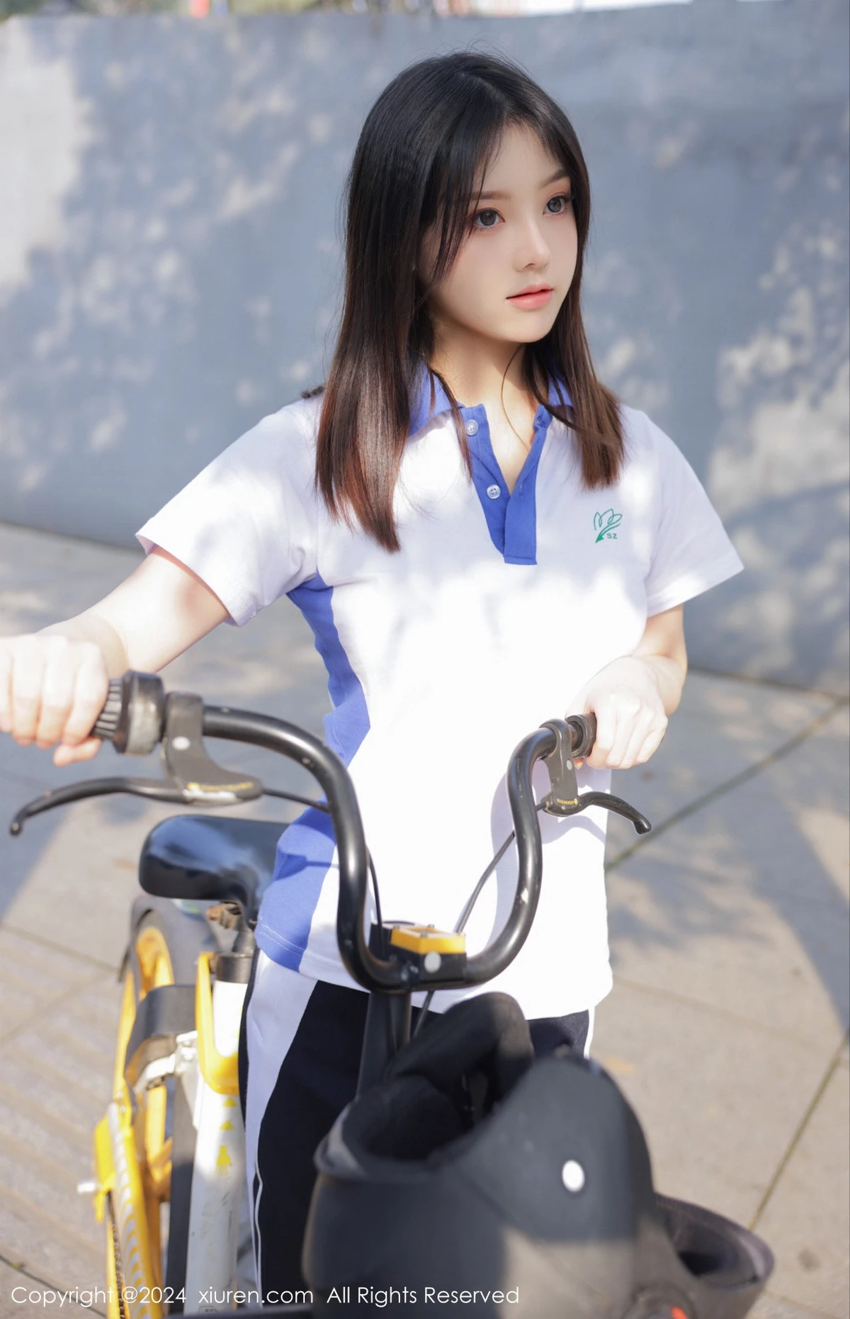 秀人集.com_[XiuRen秀人网]No.7994_模特豆瓣酱公交车场景学妹制服露开档黑丝秀丰腴身材诱惑写真84P