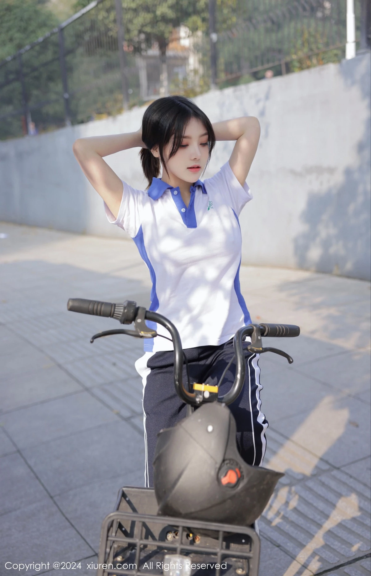 秀人集.com_[XiuRen秀人网]No.7994_模特豆瓣酱公交车场景学妹制服露开档黑丝秀丰腴身材诱惑写真84P