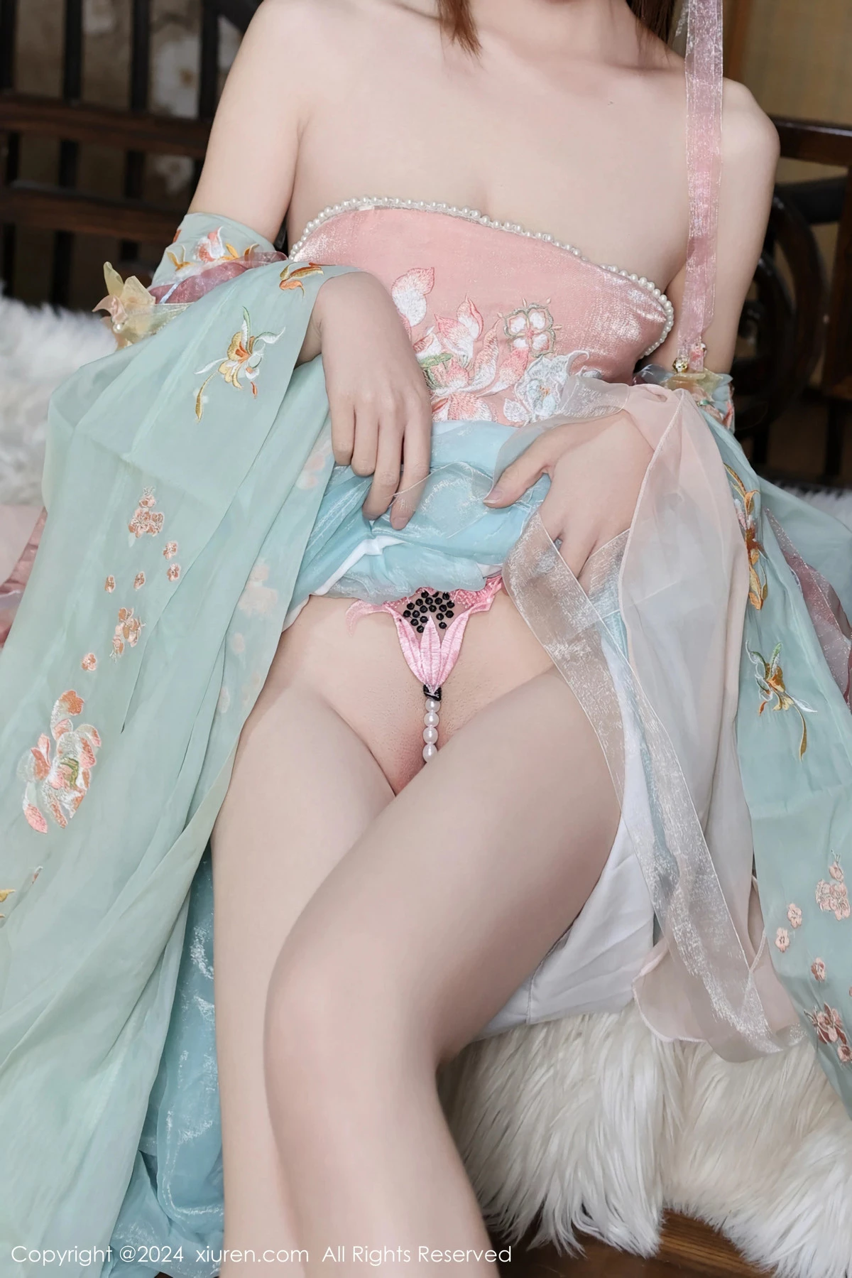 秀人集.com_[XiuRen秀人网]No.7989_模特金tiao性感浅色古装薄纱服饰半脱秀白嫩肌肤完美诱惑写真81P