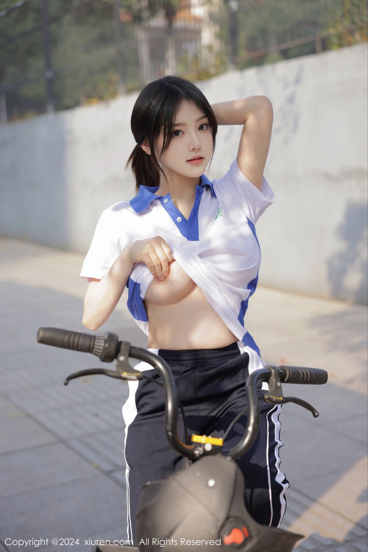 秀人集.com_[XiuRen秀人网]No.7994_模特豆瓣酱公交车场景学妹制服露开档黑丝秀丰腴身材诱惑写真84P