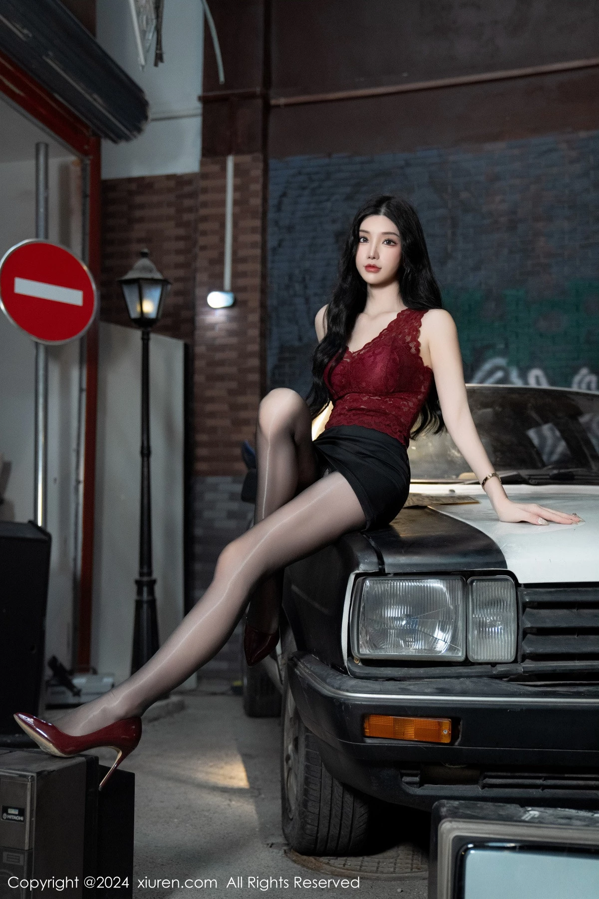 秀人集.com_[XiuRen秀人网]No.7993_女神周于希Sally红色上衣配黑短裙露闪亮开档黑丝撩人诱惑写真83P