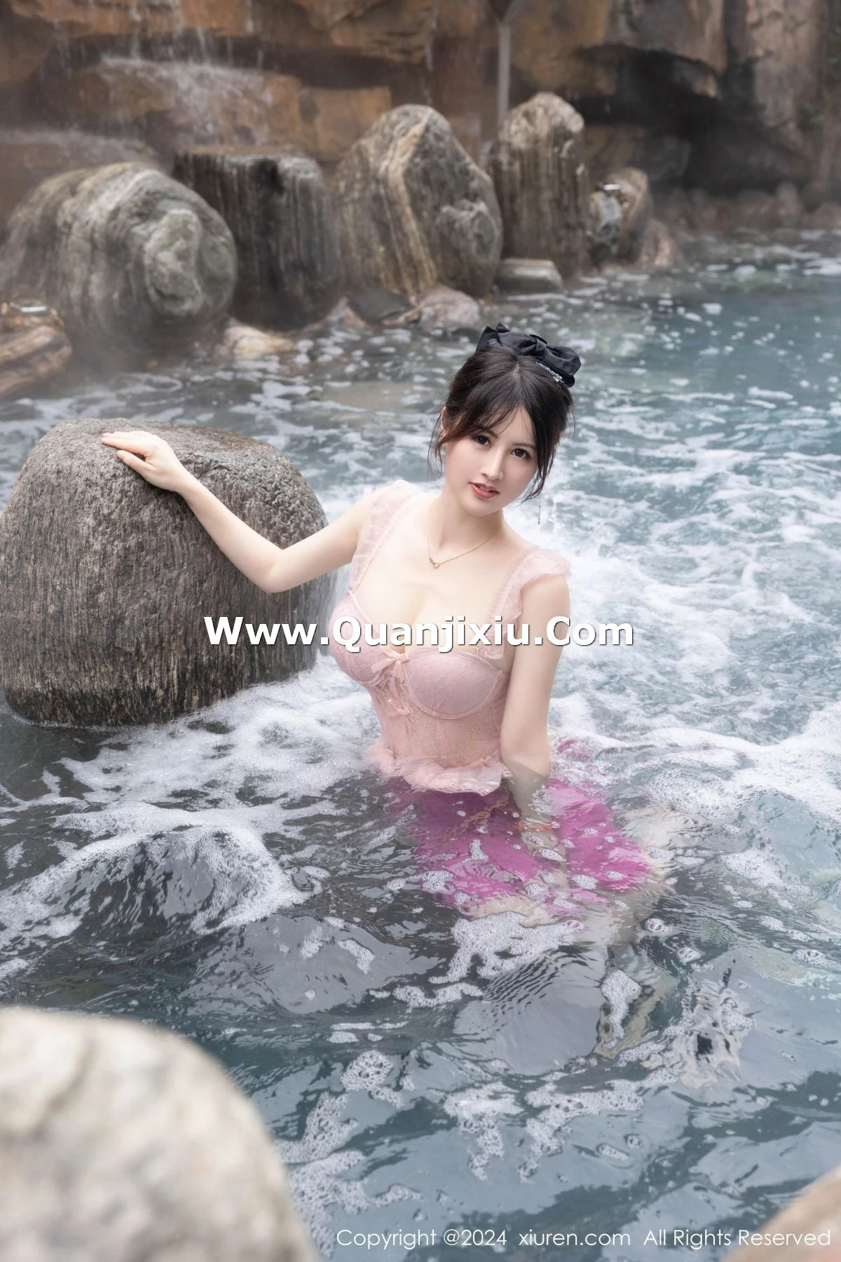 秀人集.com_[XiuRen秀人网]No.8039_模特诗诗kiki溪边场景+浴室性感粉色情趣短裙秀惹火身材诱惑写真84P