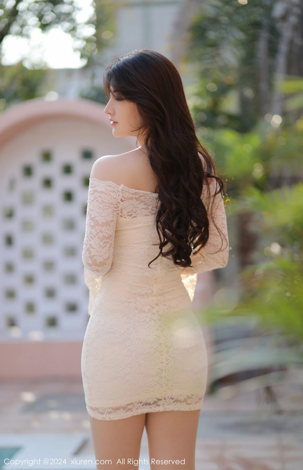 秀人集.com_[XiuRen秀人网]No.8000_模特诗诗kiki性感白色露肩连衣裙配超薄肉丝秀惹火身材诱惑写真70P