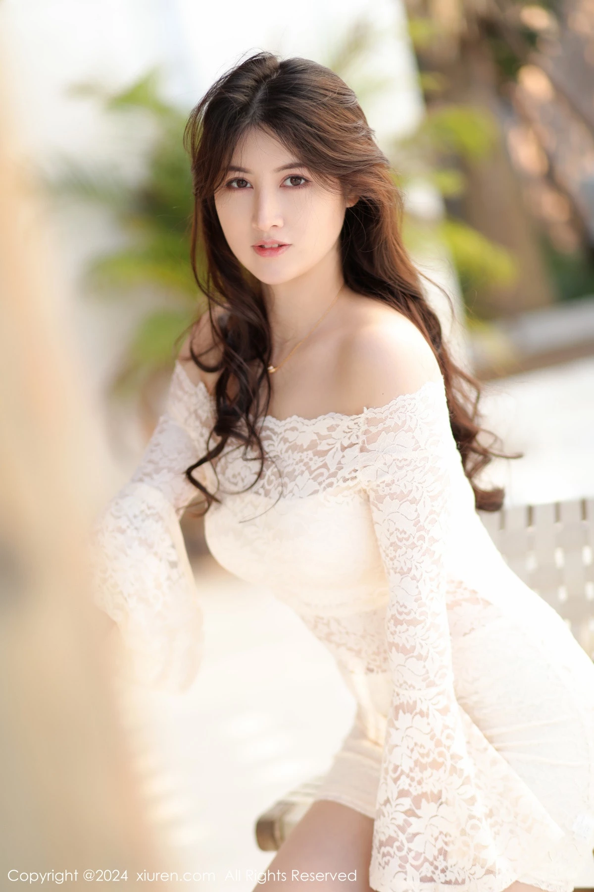 秀人集.com_[XiuRen秀人网]No.8000_模特诗诗kiki性感白色露肩连衣裙配超薄肉丝秀惹火身材诱惑写真70P