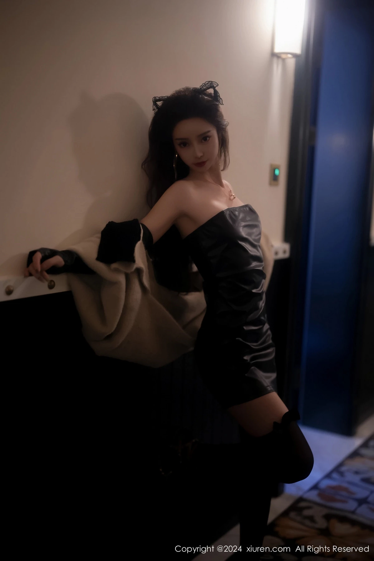 秀人集.com_[XiuRen秀人网]No.8049_模特苏曼兮性感黑色露肩皮衣配黑丝袜秀曼妙身姿撩人诱惑写真64P
