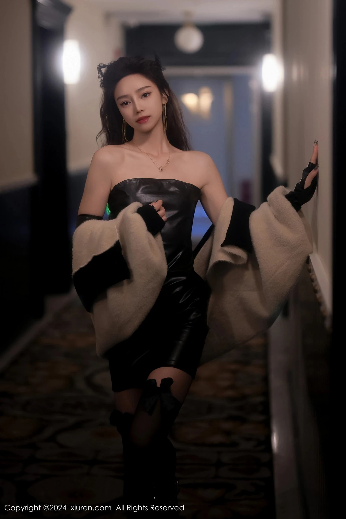 秀人集.com_[XiuRen秀人网]No.8049_模特苏曼兮性感黑色露肩皮衣配黑丝袜秀曼妙身姿撩人诱惑写真64P