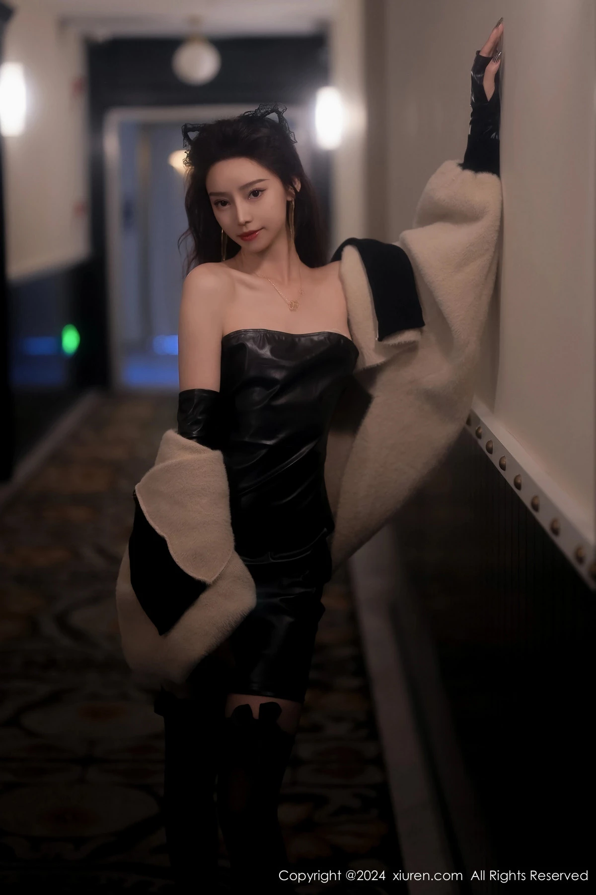 秀人集.com_[XiuRen秀人网]No.8049_模特苏曼兮性感黑色露肩皮衣配黑丝袜秀曼妙身姿撩人诱惑写真64P