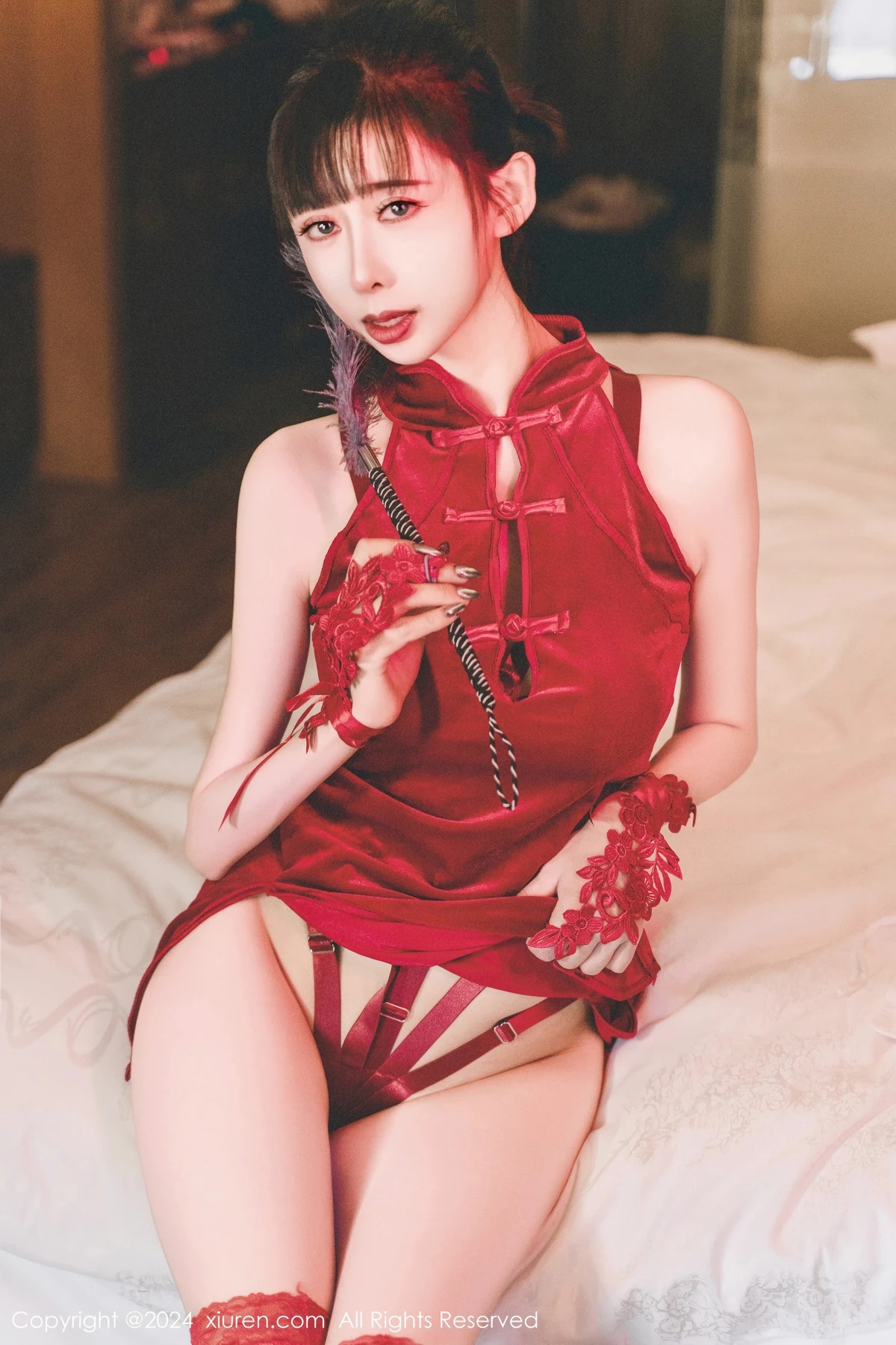 秀人集.com_[XiuRen秀人网]No.8047_新人模特宝宝甜性感红色旗袍露红色情趣内衣配红丝袜诱惑写真64P