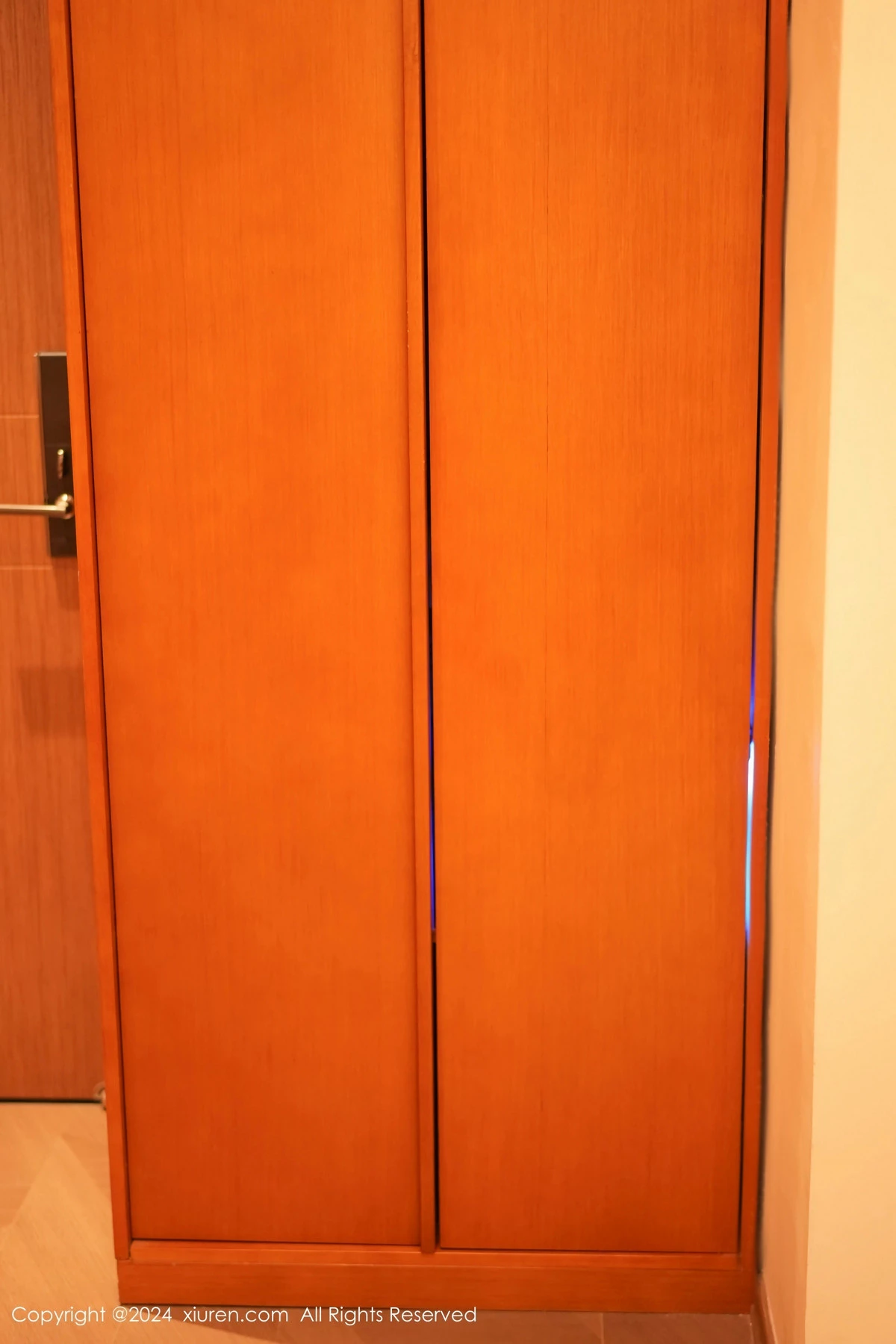 秀人集.com_[XiuRen秀人网]No.8054_模特谭小灵捆绑主题黑色胶带裹身配黑丝网袜秀惹火身材诱惑写真74P