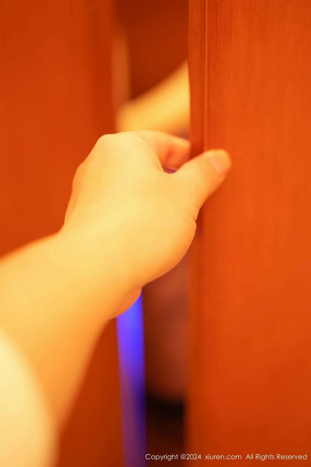 秀人集.com_[XiuRen秀人网]No.8054_模特谭小灵捆绑主题黑色胶带裹身配黑丝网袜秀惹火身材诱惑写真74P