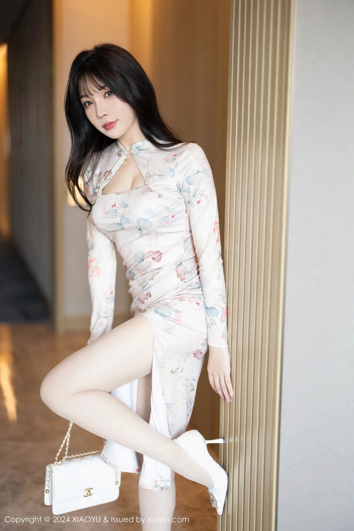 秀人集.com_[XiaoYu画语界]Vol.1199_模特徐莉芝Booty性感图案旗袍+浅灰情趣服饰秀曼妙身姿诱惑写真90P