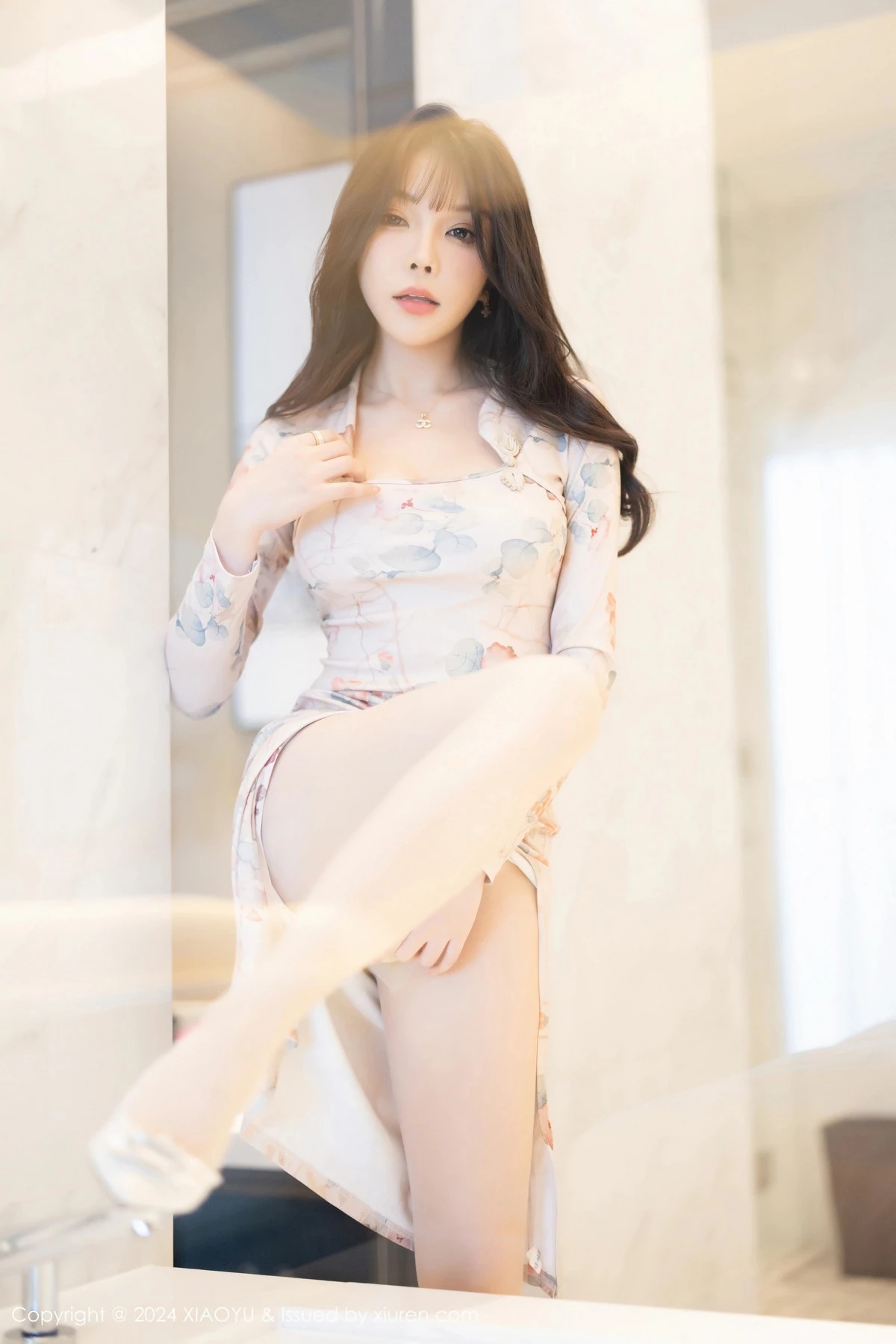 秀人集.com_[XiaoYu画语界]Vol.1199_模特徐莉芝Booty性感图案旗袍+浅灰情趣服饰秀曼妙身姿诱惑写真90P