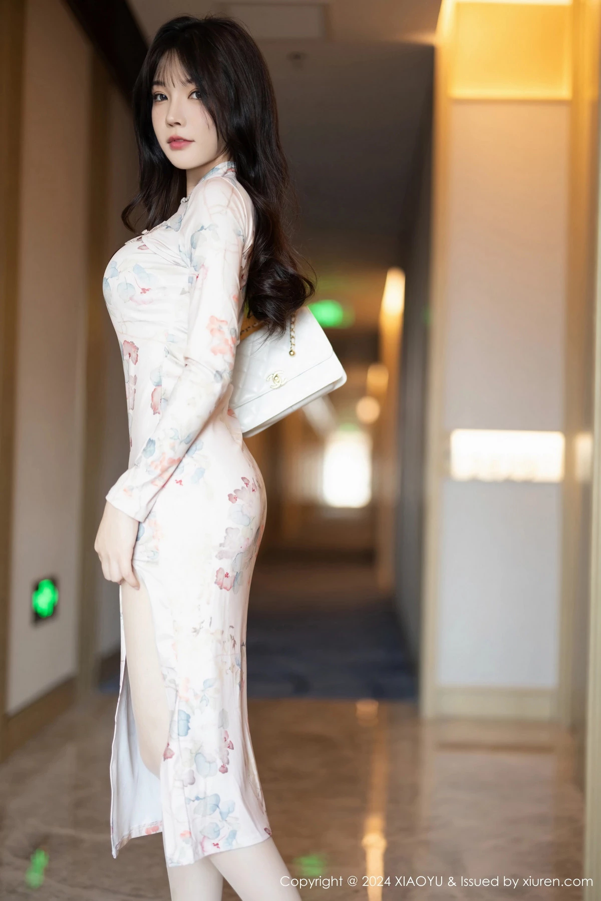 秀人集.com_[XiaoYu画语界]Vol.1199_模特徐莉芝Booty性感图案旗袍+浅灰情趣服饰秀曼妙身姿诱惑写真90P