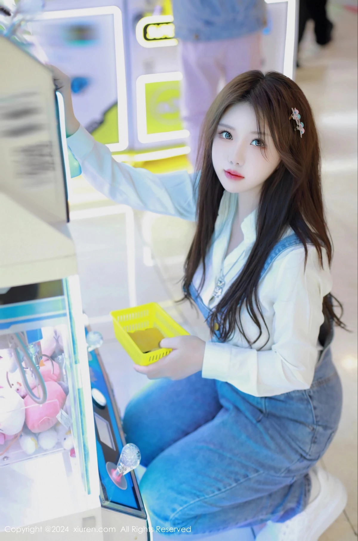 秀人集.com_[XiuRen秀人网]No.8087_模特小薯条nienie电玩店场景性感牛仔背带裤秀曼妙身姿诱惑写真81P