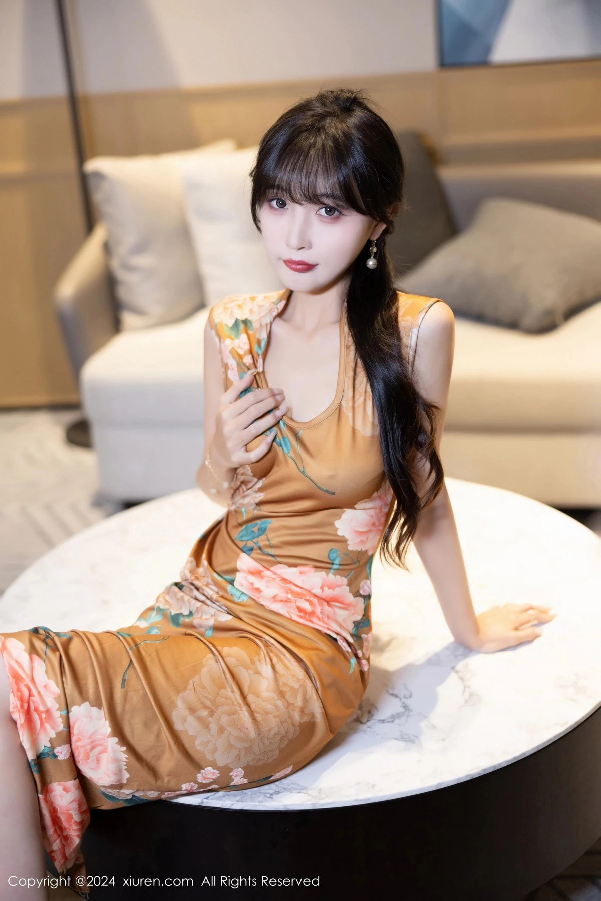 秀人集.com_[XiuRen秀人网]No.8084_模特林星阑性感土黄色带图案旗袍服饰半脱秀曼妙身姿诱惑写真83P