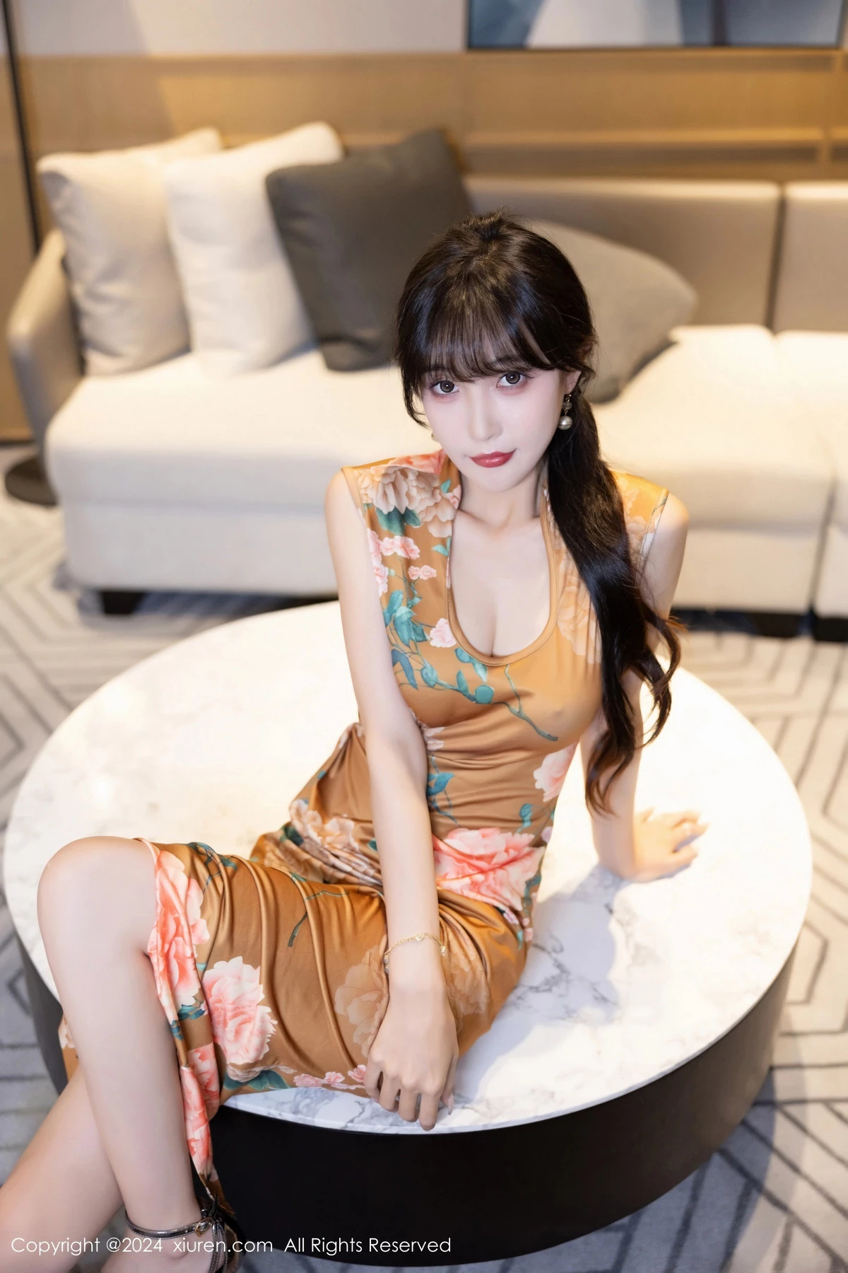 秀人集.com_[XiuRen秀人网]No.8084_模特林星阑性感土黄色带图案旗袍服饰半脱秀曼妙身姿诱惑写真83P