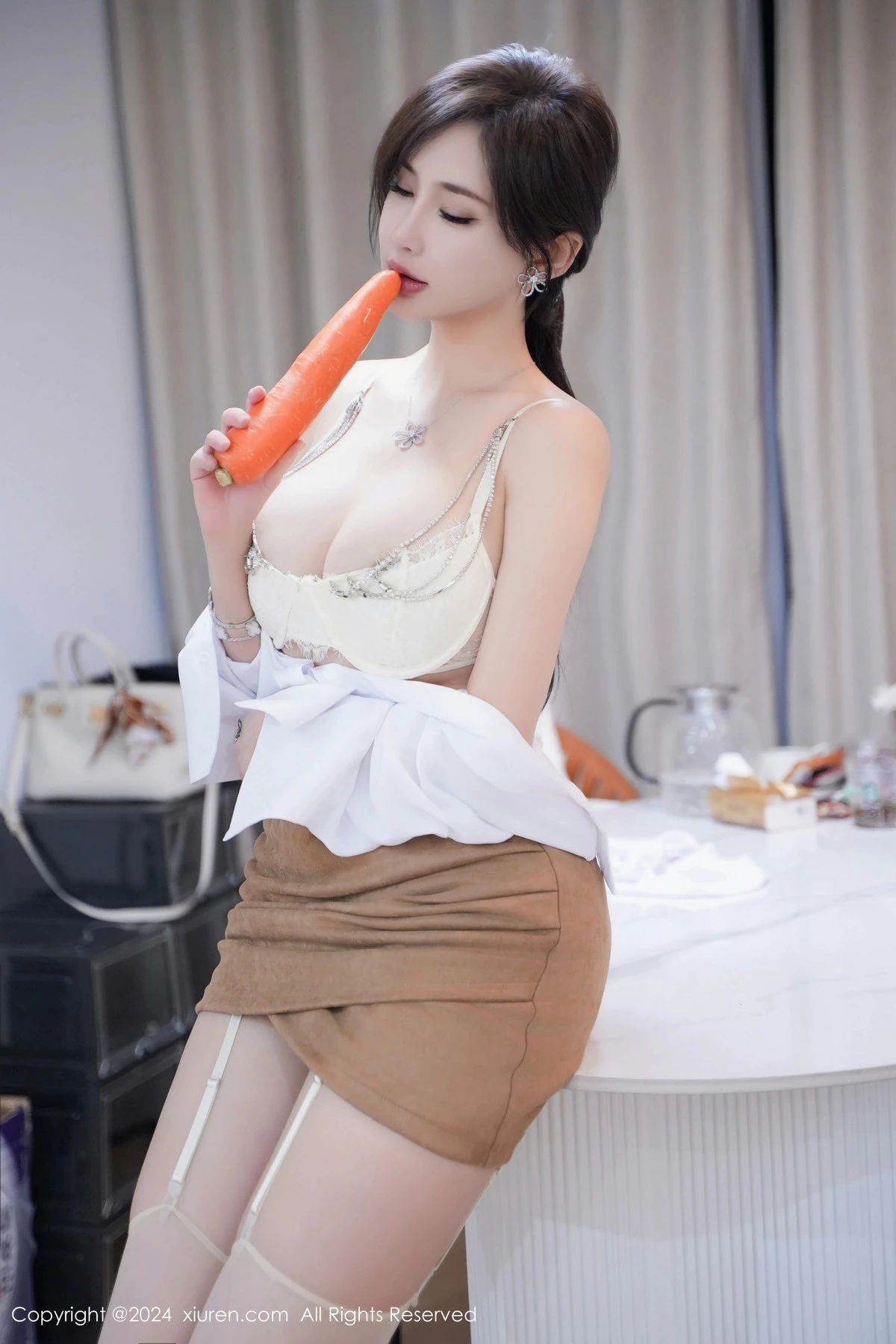 秀人集.com_[XiuRen秀人网]No.8083_女神Carol周妍希性感白色上衣配肉丝吊袜秀丰满身材诱惑写真96P