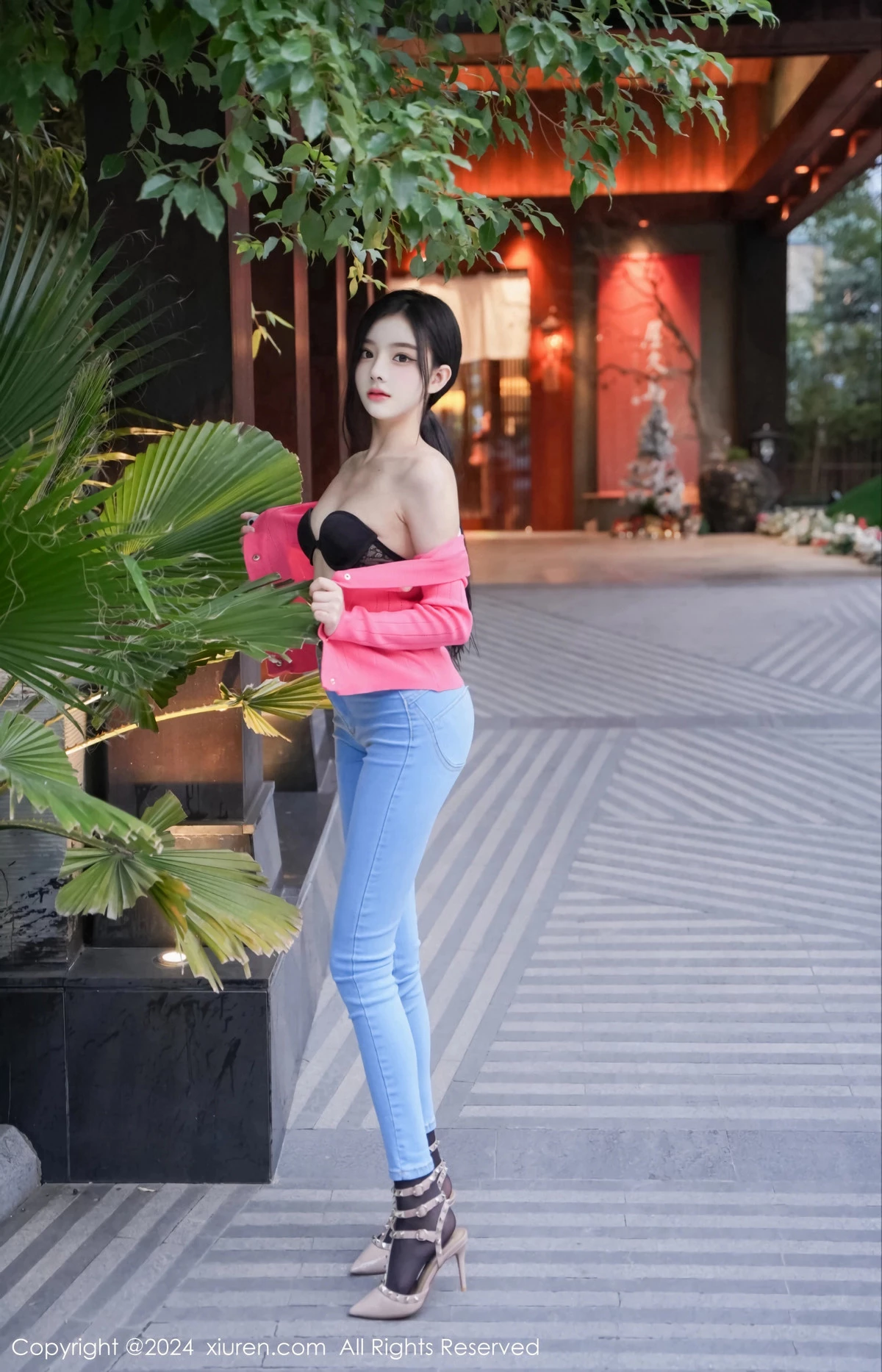 秀人集.com_[XiuRen秀人网]No.8091_新人模特龙雪儿脱牛仔裤露性感黑色内衣配开档黑丝极致魅惑写真69P