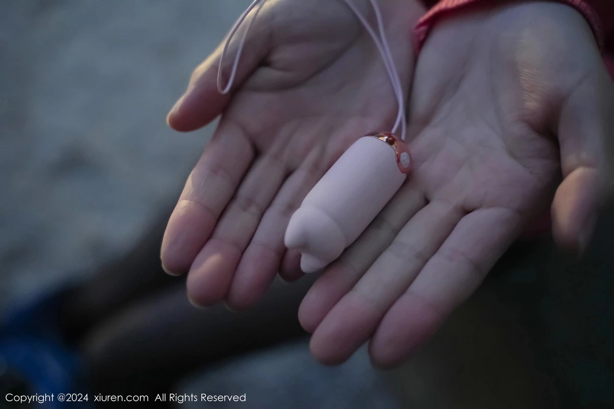 秀人集.com_[XiuRen秀人网]No.8091_新人模特龙雪儿脱牛仔裤露性感黑色内衣配开档黑丝极致魅惑写真69P