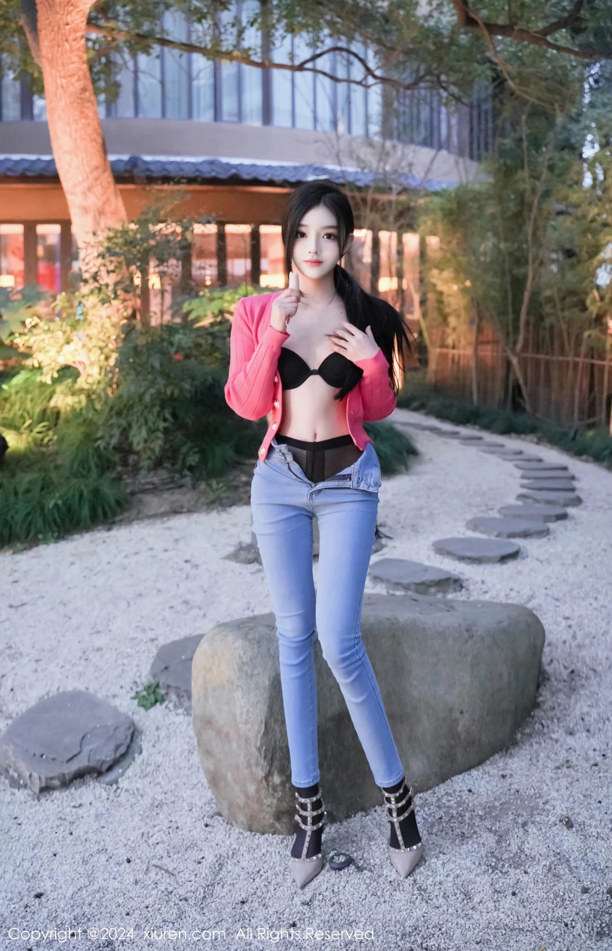 秀人集.com_[XiuRen秀人网]No.8091_新人模特龙雪儿脱牛仔裤露性感黑色内衣配开档黑丝极致魅惑写真69P