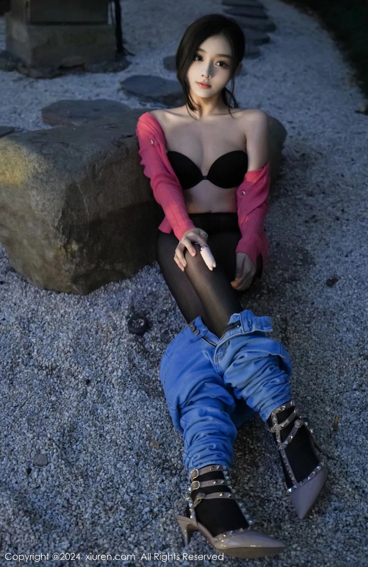 秀人集.com_[XiuRen秀人网]No.8091_新人模特龙雪儿脱牛仔裤露性感黑色内衣配开档黑丝极致魅惑写真69P
