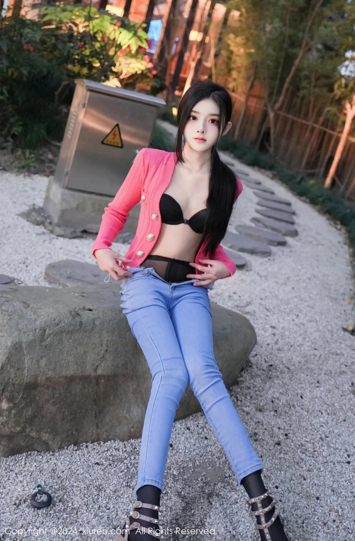 秀人集.com_[XiuRen秀人网]No.8091_新人模特龙雪儿脱牛仔裤露性感黑色内衣配开档黑丝极致魅惑写真69P