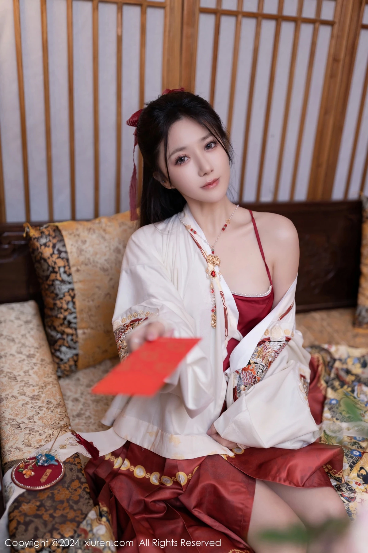 秀人集.com_[XiuRen秀人网]No.8095_模特鱼子酱Fish贺新春主题红色服饰露红布兜秀曼妙身姿诱惑写真80P