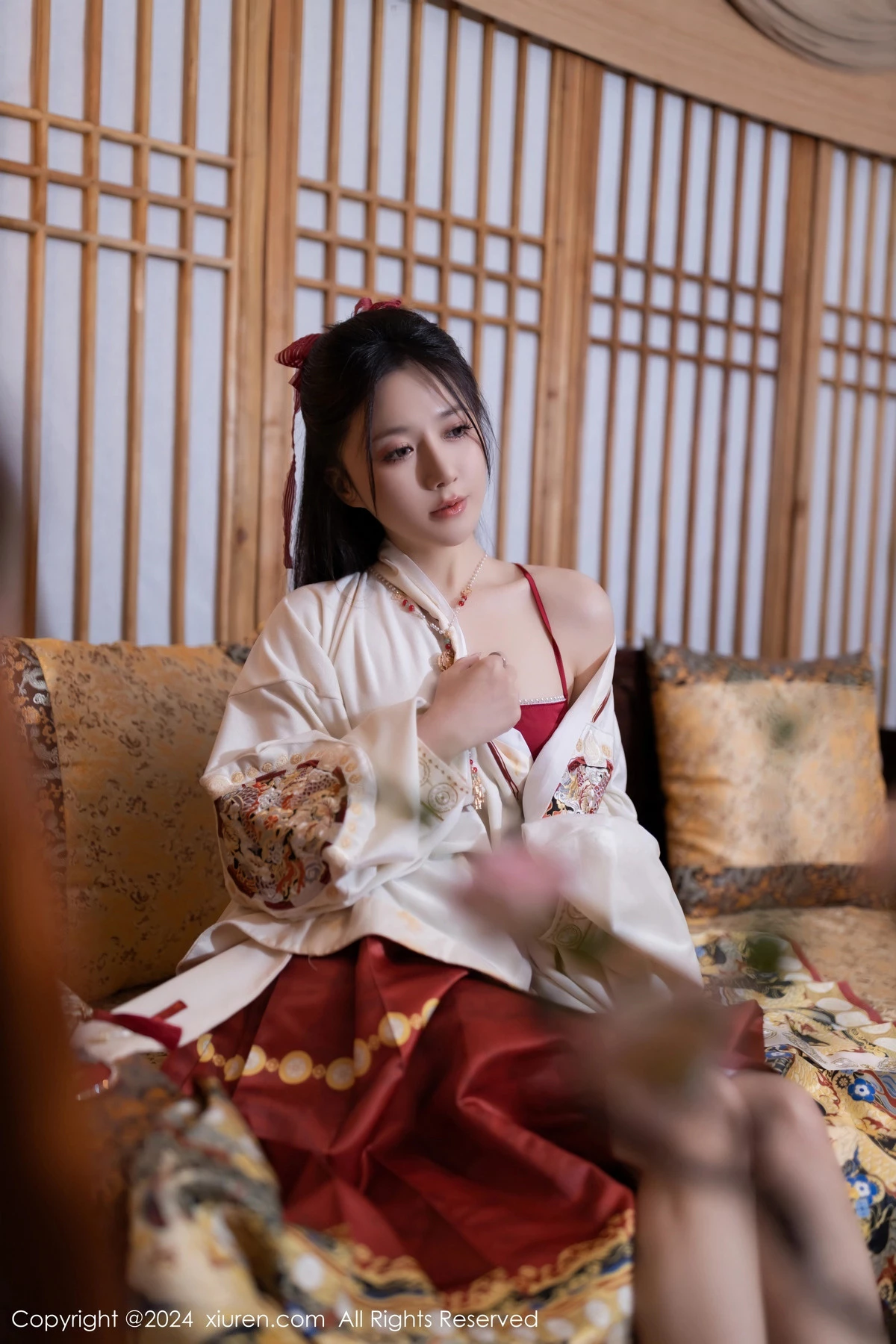 秀人集.com_[XiuRen秀人网]No.8095_模特鱼子酱Fish贺新春主题红色服饰露红布兜秀曼妙身姿诱惑写真80P