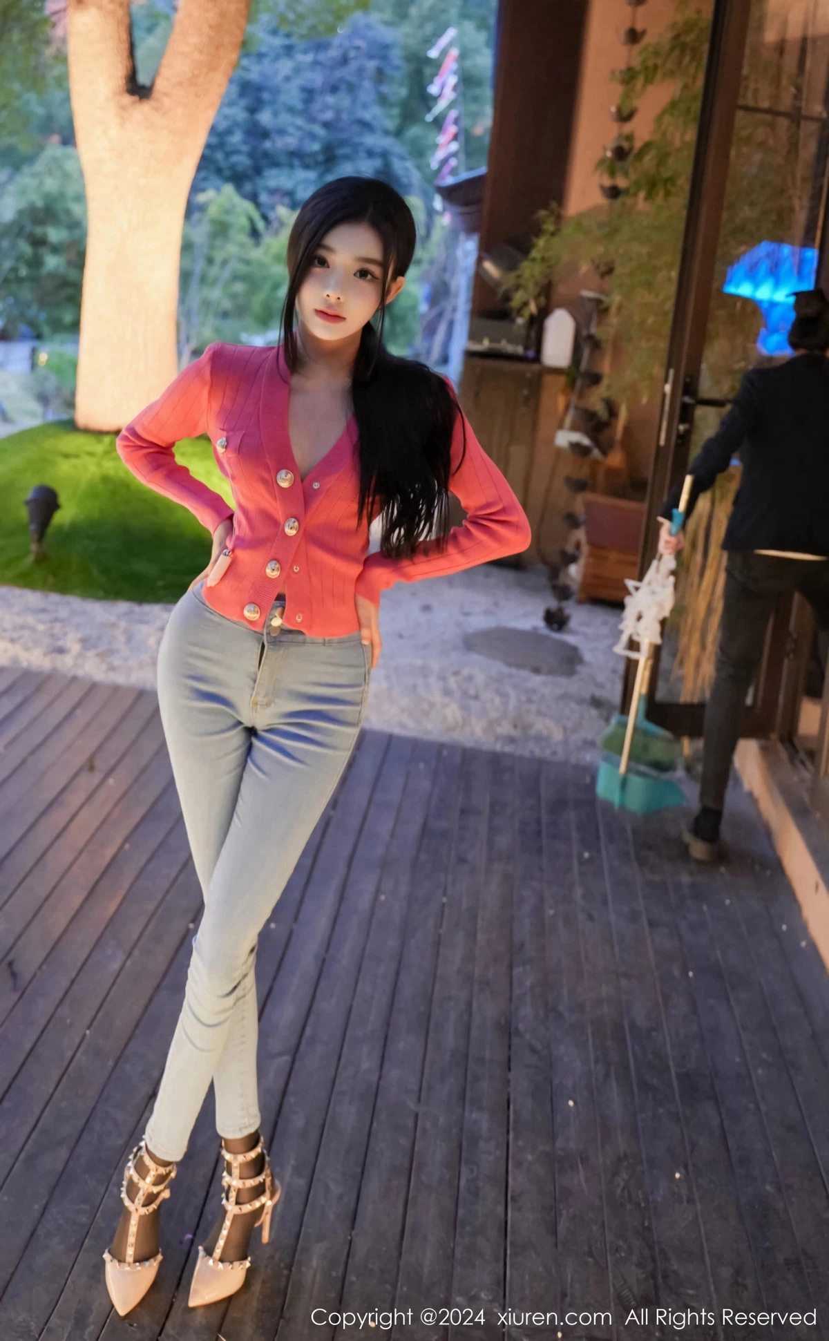 秀人集.com_[XiuRen秀人网]No.8091_新人模特龙雪儿脱牛仔裤露性感黑色内衣配开档黑丝极致魅惑写真69P