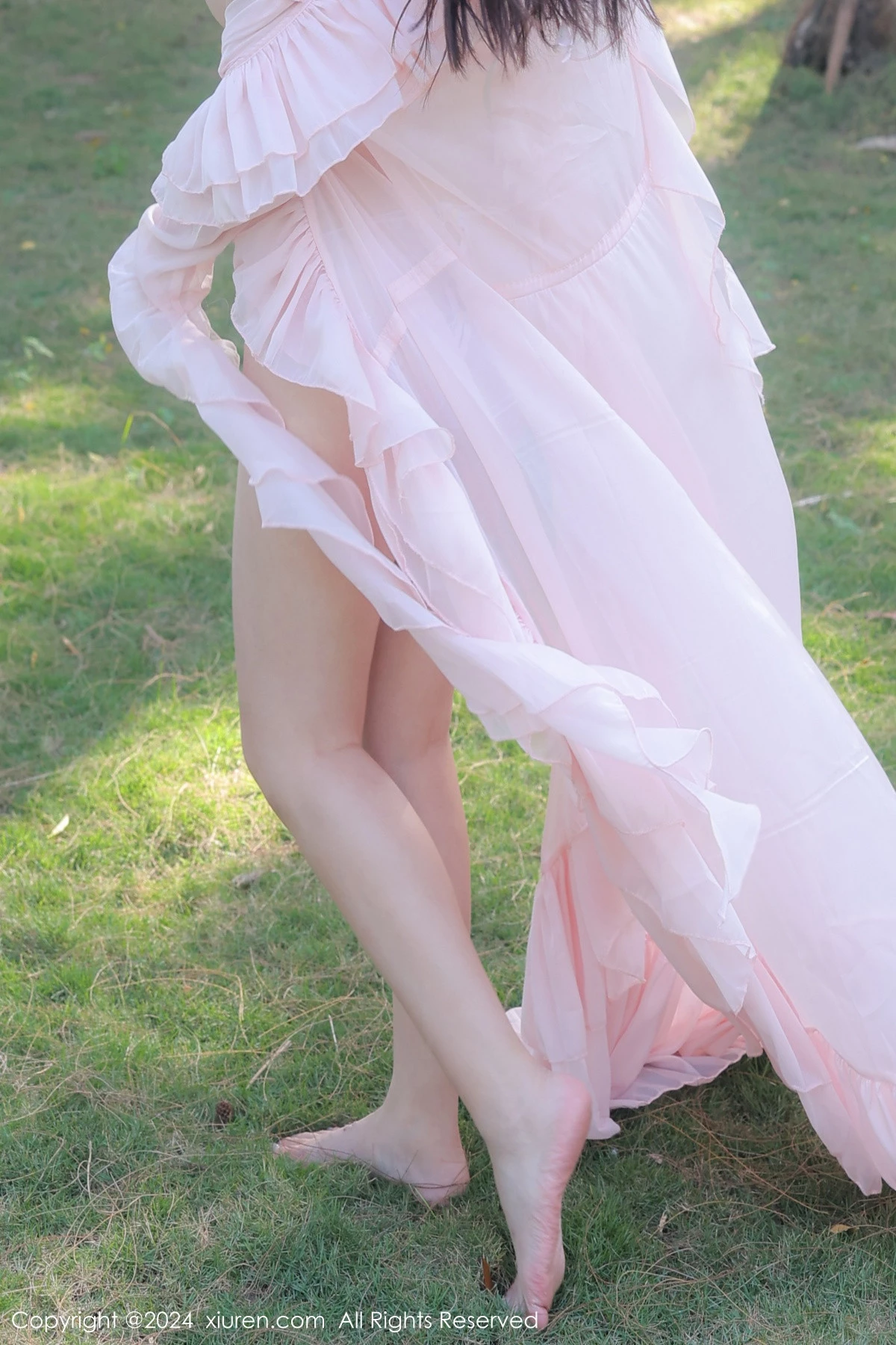 秀人集.com_[XiuRen秀人网]No.8007_模特小薯条nienie户外性感粉色薄纱长裙半脱秀惹火身材诱惑写真59P