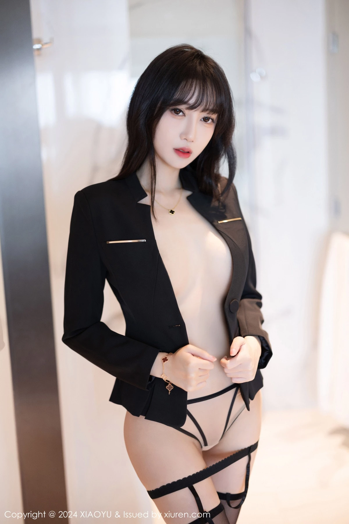 秀人集.com_[XiaoYu画语界]Vol.1193_新人模特月崽性感黑色时尚上衣露轻透内衣配黑丝吊袜诱惑写真83P